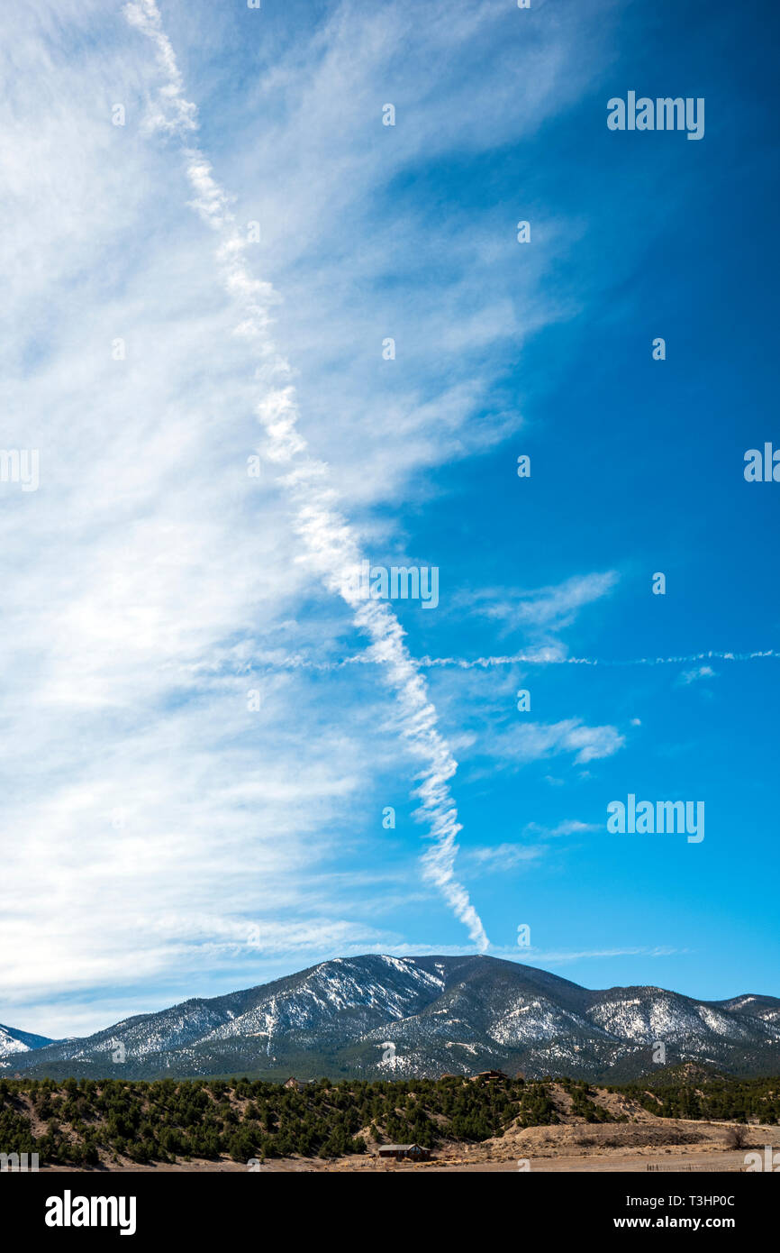 Airplane contrails climate hi-res stock photography and images - Alamy