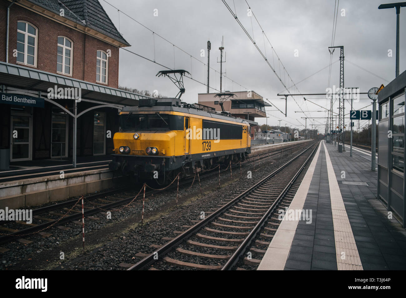 Yellow red intercity train hires stock photography and images Alamy