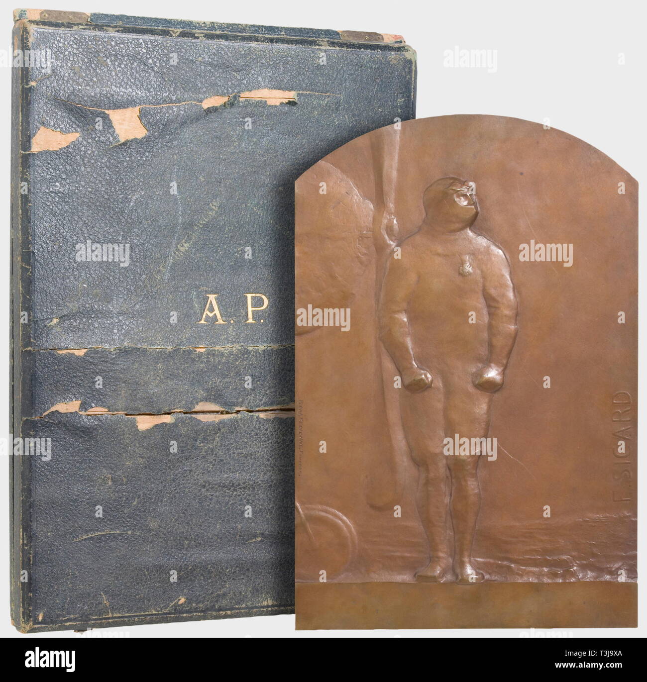 Armand Pinsard (1887 - 1953), an honour gift A large bronze plaque depicting a pilot in overalls with the Croix de Guerre. Signed 'F. Sicard' on the edge with the founder's signature 'F. Barbedienne. Fondeur'. Dimensions 43 x 28.5 cm. In a damaged green case upon which are the initials 'A.P.' in gold letters. historic, historical, 1910s, 20th century, troop, troops, armed forces, military, militaria, army, wing, group, air force, air forces, object, objects, stills, clipping, clippings, cut out, cut-out, cut-outs, Additional-Rights-Clearance-Info-Not-Available Stock Photo