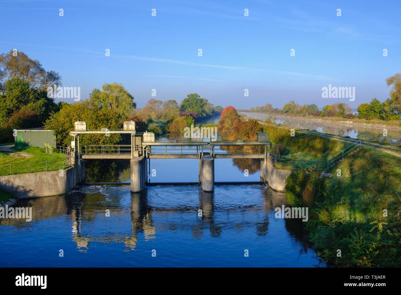 Weir and Isar canal at the Ismaninger reservoir, near Pliening, Upper Bavaria, Bavaria, Germany Stock Photo