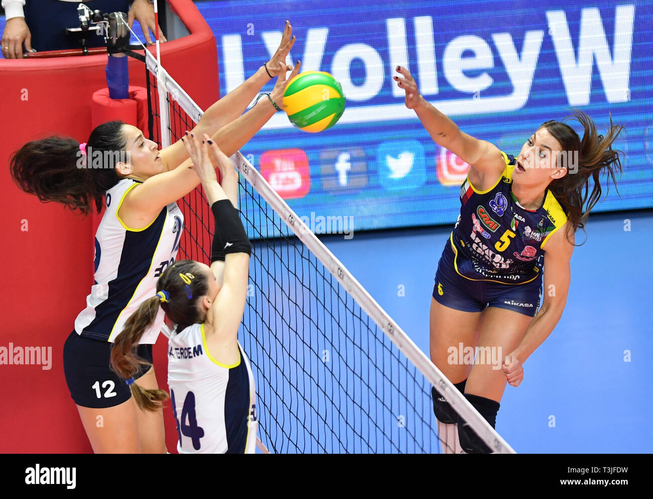 Istanbul, Turkey. 9th Apr, 2019. Robin De Kruijf (R) of Conegliano hits the ball during the second round match of the 2019 CEV Volleyball Champions League semifinals between Imoco Volley Conegliano of Italy and Fenerbahce Opet Istanbul of Turkey in Istanbul, Turkey, April 9, 2019. Conegliano won 3-0 and advanced to the finals. Credit: Xu Suhui/Xinhua/Alamy Live News Stock Photo