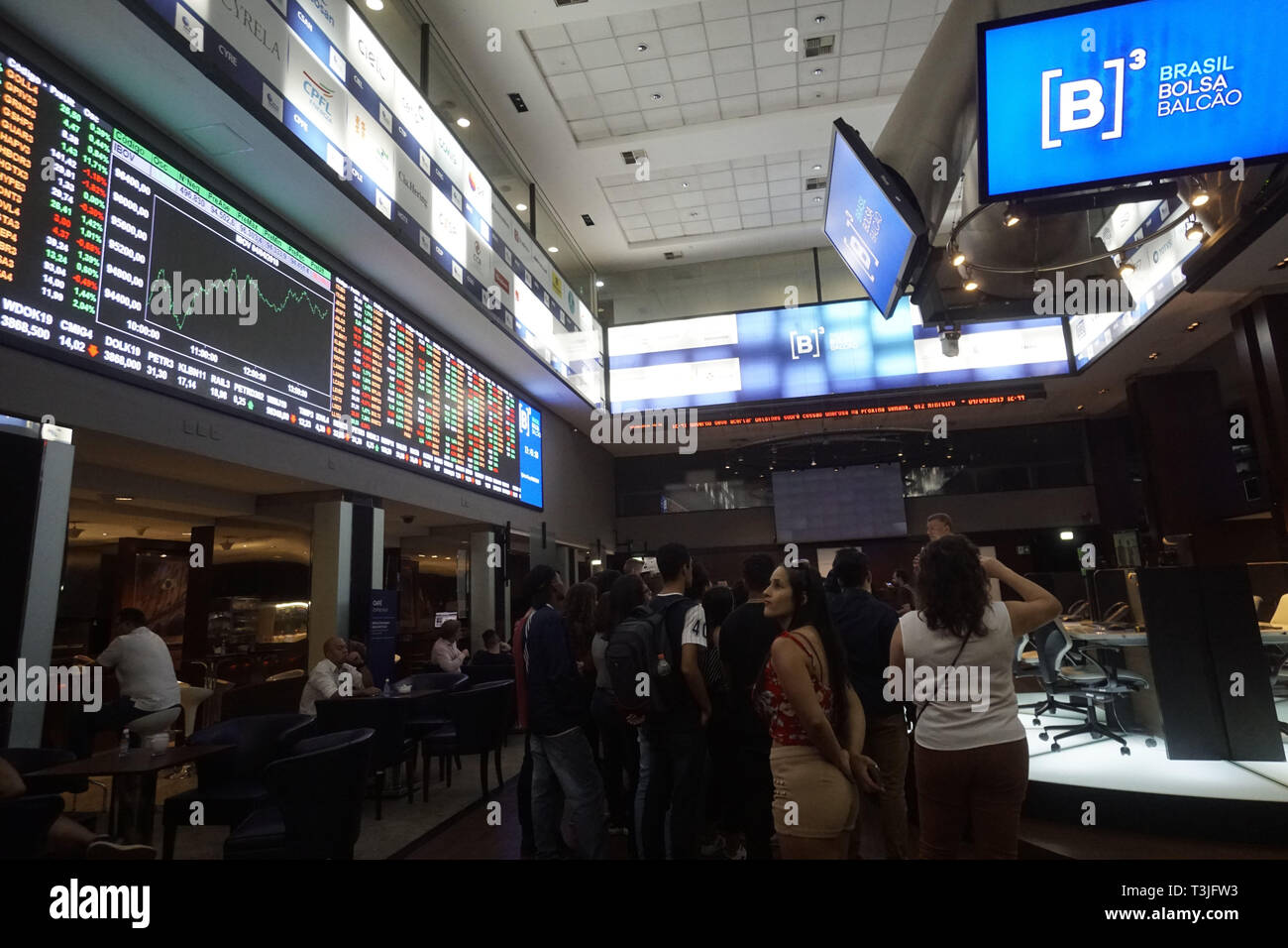 April 9, 2019 - SÃ£O Paulo, SÃ£o Paulo, Brazil - SÃ£o Paulo (SP), 09/04/2019 -IBOVESPA BOLSONARO BRAZIL - Movement on the stock exchange in SÃ£o Paulo. The Sao Paulo Stock Exchange was trading in the red on Tuesday, 9, on a day marked by caution before the Chamber of Commerce's Committee on the Constitution (CCJ), while market agents monitor the presence of President Jair Bolsonaro and the economy minister, Paulo Guedes, at the March of Mayors in Brasilia. Credit: Cris Faga/ZUMA Wire/Alamy Live News Stock Photo