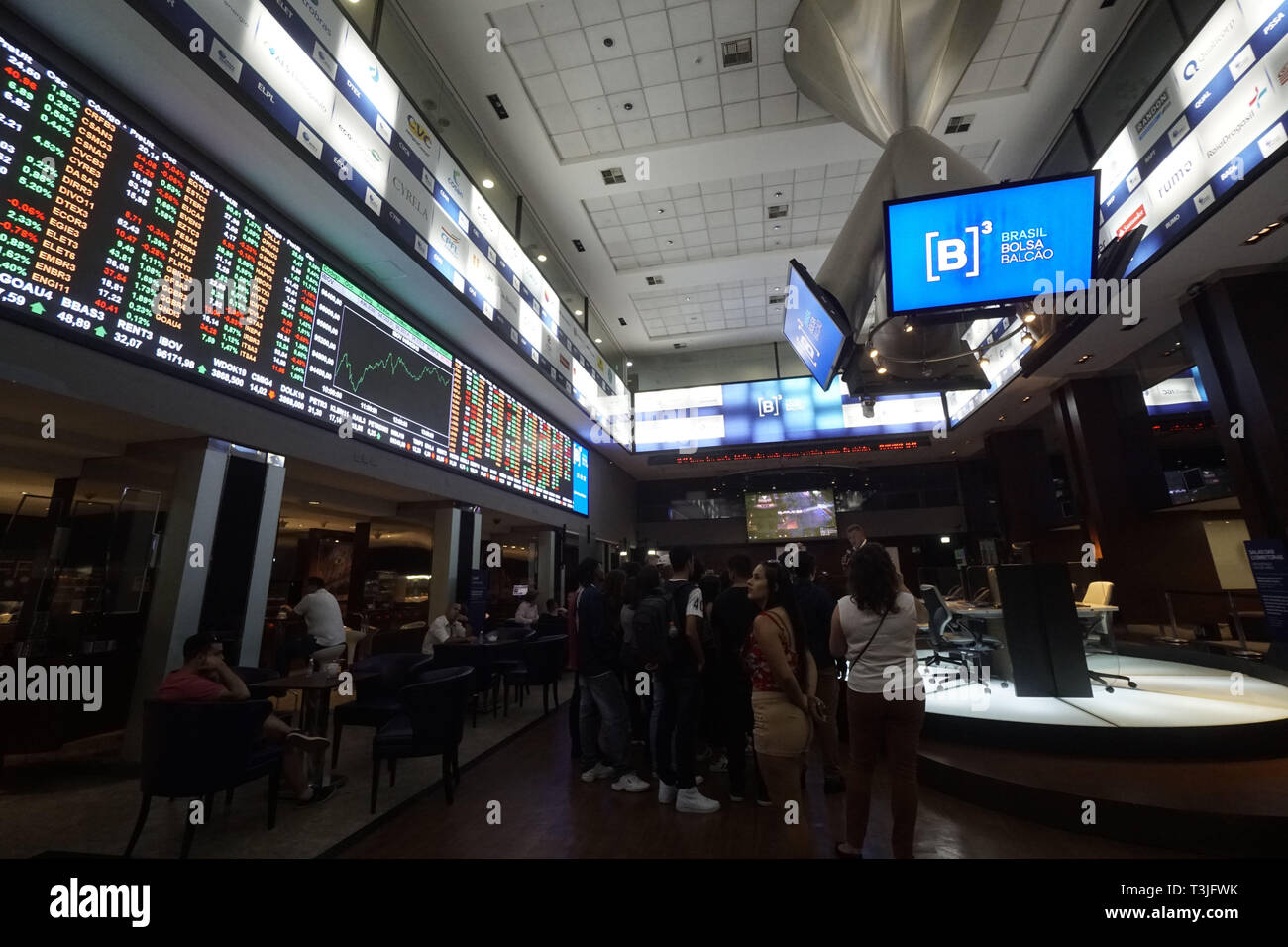 April 9, 2019 - SÃ£O Paulo, SÃ£o Paulo, Brazil - SÃ£o Paulo (SP), 09/04/2019 -IBOVESPA BOLSONARO BRAZIL - Movement on the stock exchange in SÃ£o Paulo. The Sao Paulo Stock Exchange was trading in the red on Tuesday, 9, on a day marked by caution before the Chamber of Commerce's Committee on the Constitution (CCJ), while market agents monitor the presence of President Jair Bolsonaro and the economy minister, Paulo Guedes, at the March of Mayors in Brasilia. Credit: Cris Faga/ZUMA Wire/Alamy Live News Stock Photo