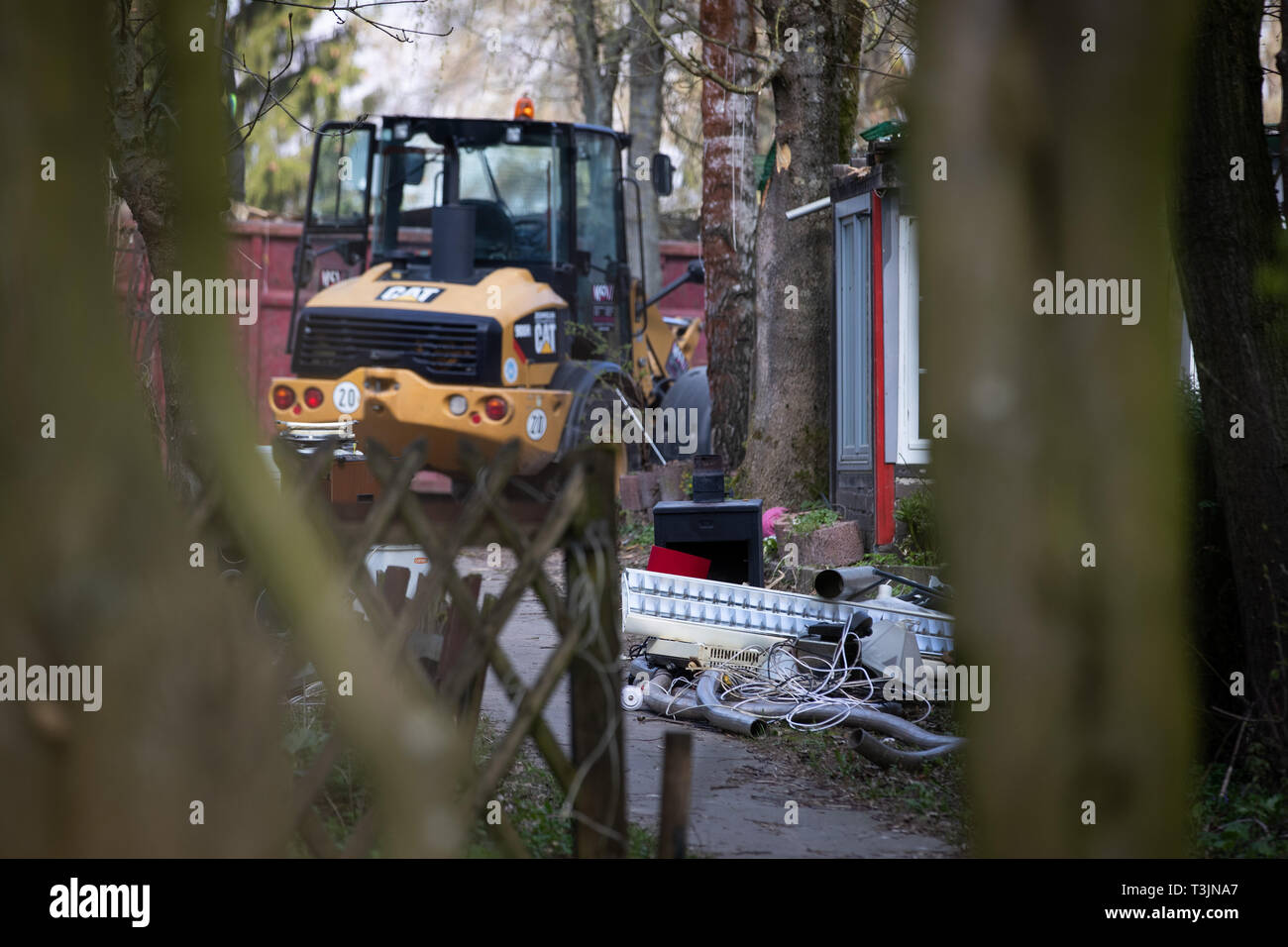 Lügde, Germany. 10th Apr 2019. Furnishings, a loader and a container are to be seen in front of the plot of the alleged perpetrator on the camping site Eichwald in the district Elbrinxen. The campsite operator has the crime scene torn down. At the camping site in Lügde, a 56 year old campervan with an accomplice is said to have abused and filmed children for years. Photo: Friso Gentsch/dpa Credit: dpa picture alliance/Alamy Live News Stock Photo