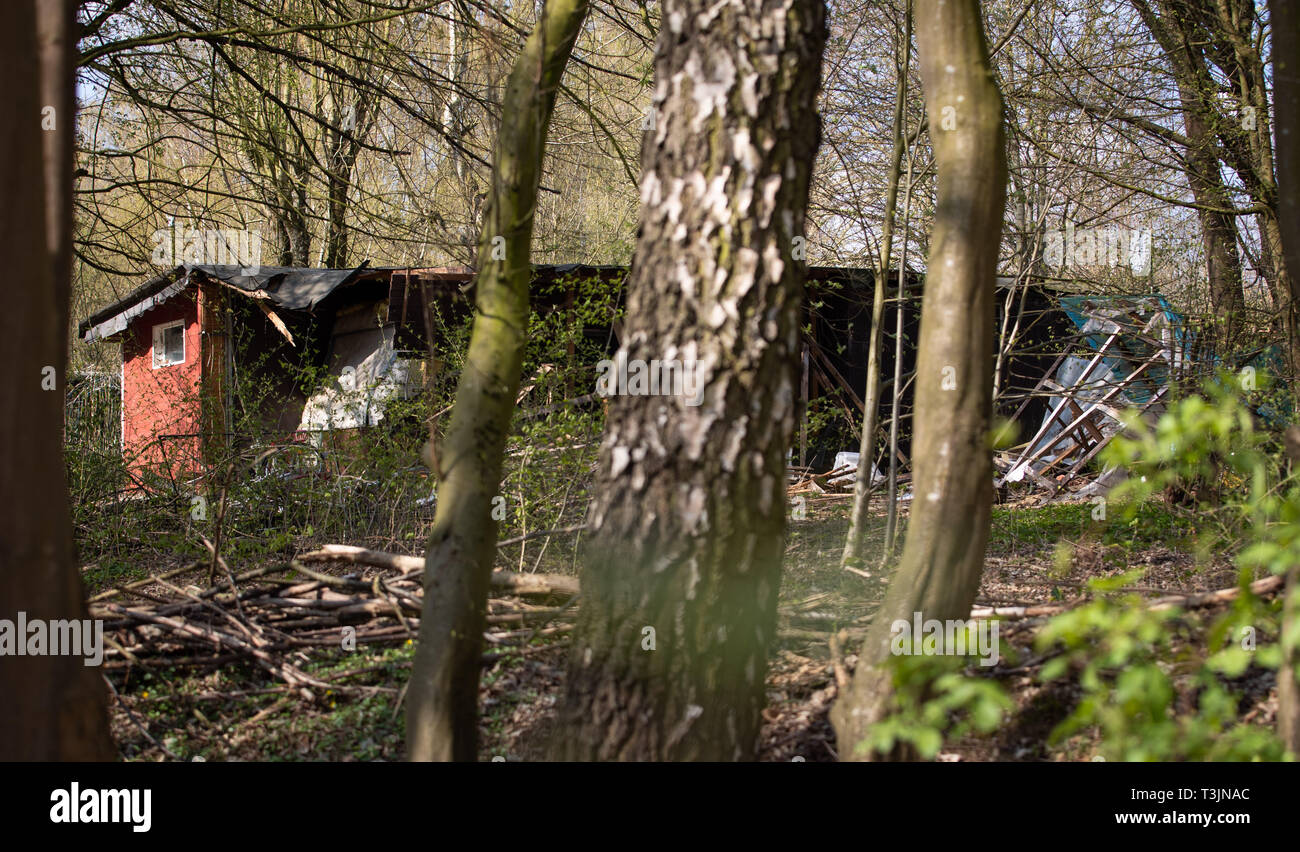 Lügde, Germany. 10th Apr 2019. Panoramic view onto the partly demolished plot of land of the alleged perpetrator at the camping site Eichwald in the district Elbrinxen. The campsite operator has the crime scene torn down. At the camping site in Lügde, a 56 year old campervan with an accomplice is said to have abused and filmed children for years. Photo: Friso Gentsch/dpa Credit: dpa picture alliance/Alamy Live News Stock Photo