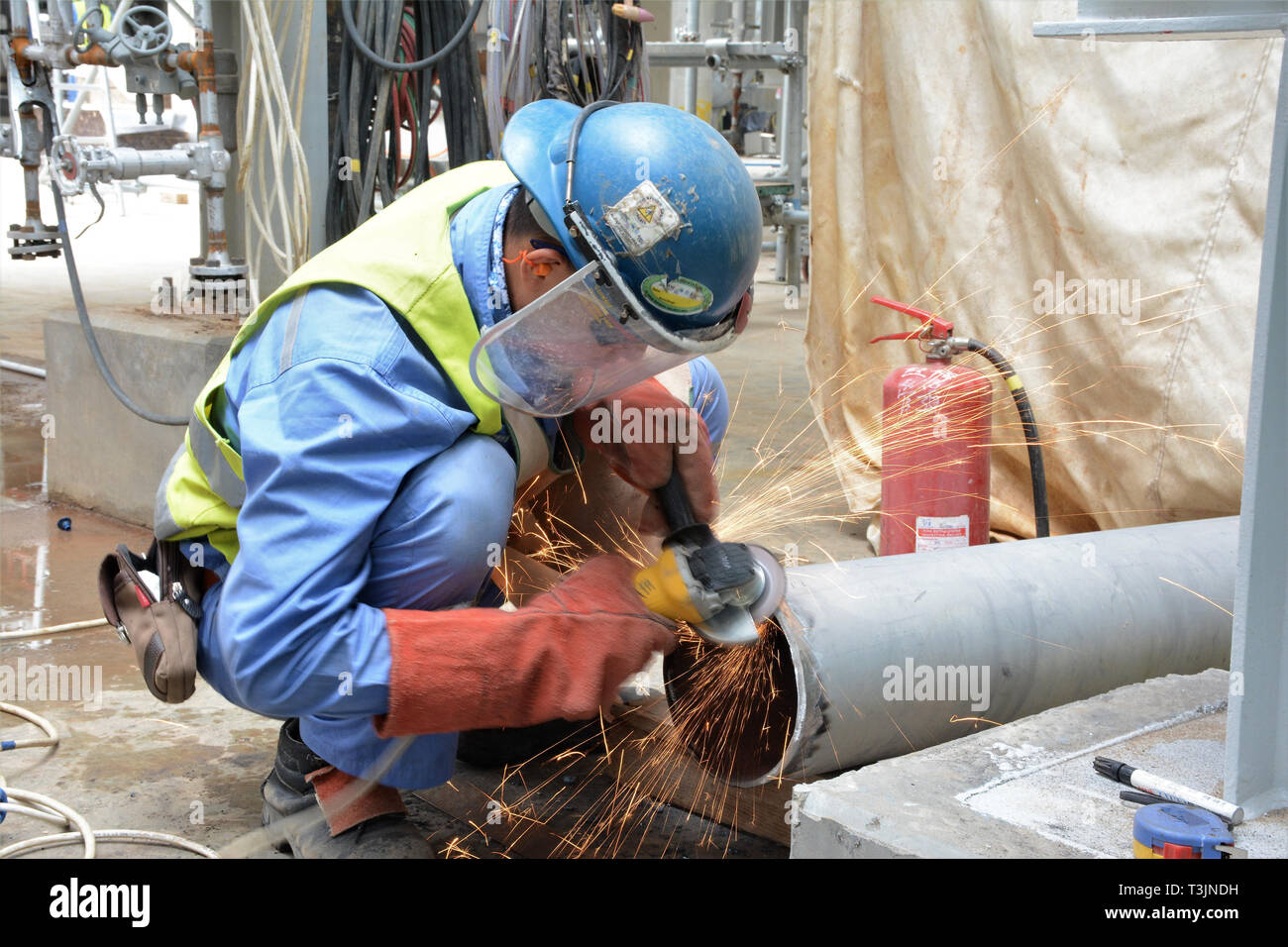 (190410) -- AL AHMADI GOVERNORATE, April 10, 2019 (Xinhua) -- An employee of China Petrochemical Corporation (Sinopec) Fifth Construction Company works at the construction site of the Kuwait New Refinery Project in Al Ahmadi Governorate, Kuwait, April 7, 2019. TO GO WITH Feature: Chinese oil refiner builds Chinese brand in Kuwait (Xinhua/Li Jinxue) Stock Photo