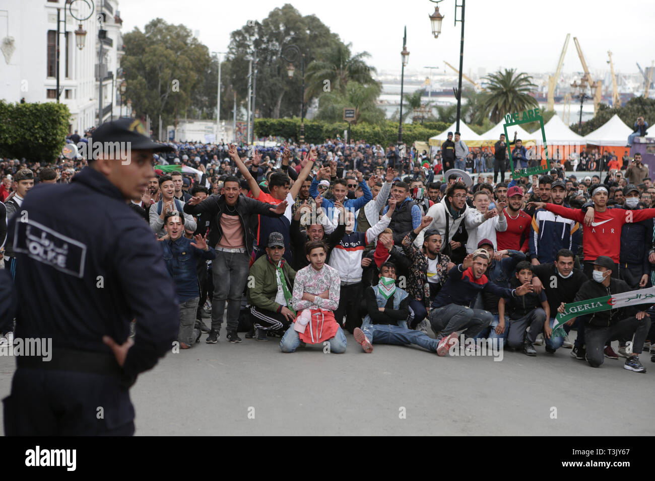 10 April 2019, Algeria, Algiers: Algerian protesters shout slogans in front of a security cordon during an anti-government demonstration. Algerians continued to demonstrate although newly appointed interim president Abdelkader Bensalah has set 04 July 2019 as the date for the country's presidential election. The Algerian parliament on Tuesday named Abdelkader Bensalah, who also concurrently serves as the President of the Algerian Council of the Nation, as the country's new interim president after long-serving leader Abdelaziz Bouteflika stepped down last week. Photo: Farouk Batiche/dpa Stock Photo