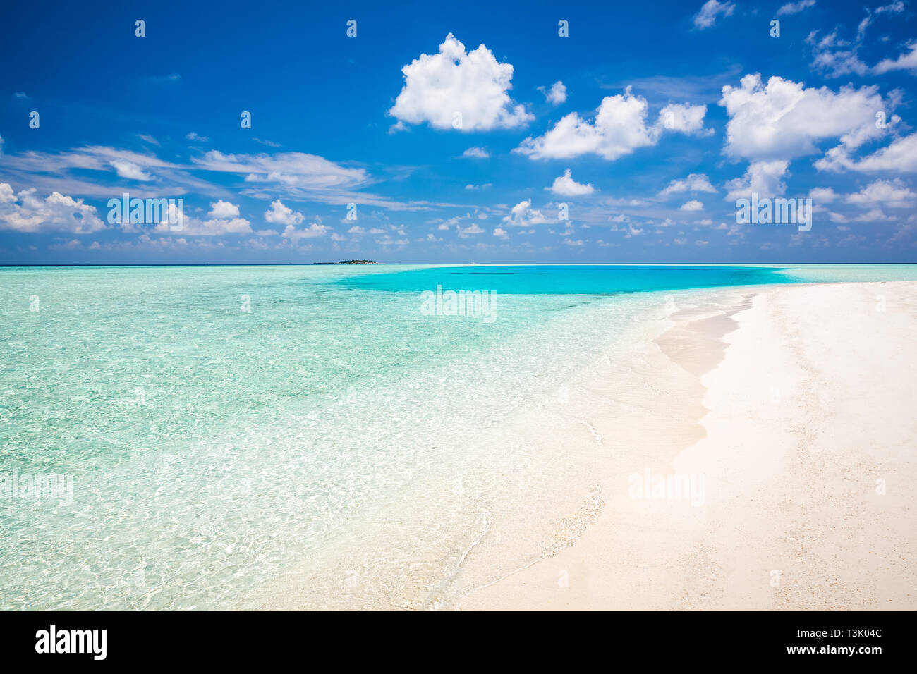 Sunny ocean beach hi-res stock photography and images - Alamy
