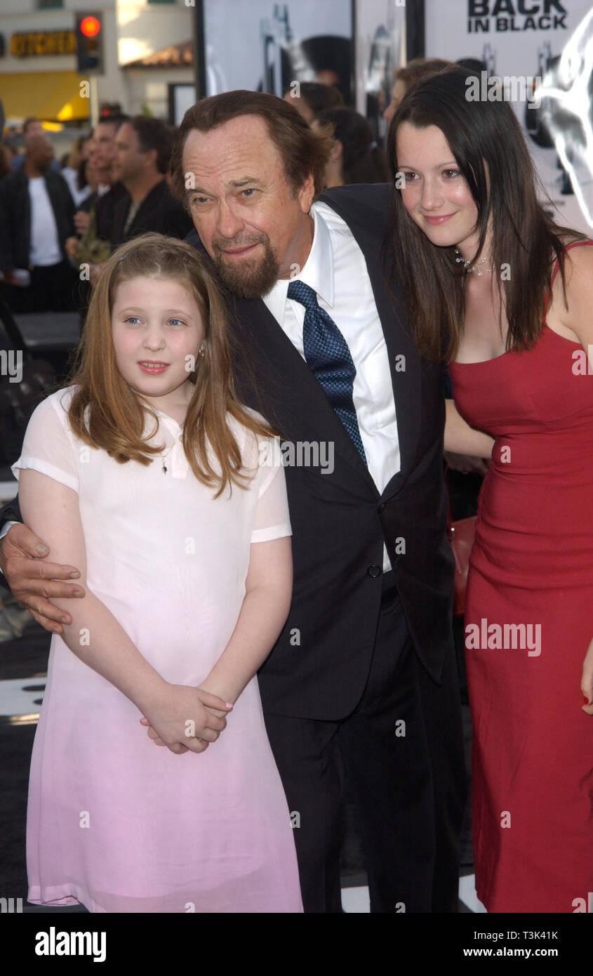 LOS ANGELES, CA. June 26, 2002: Actor RIP TORN & family at the Los Angeles premiere of his new movie Men in Black II. © Paul Smith / Featureflash Stock Photo