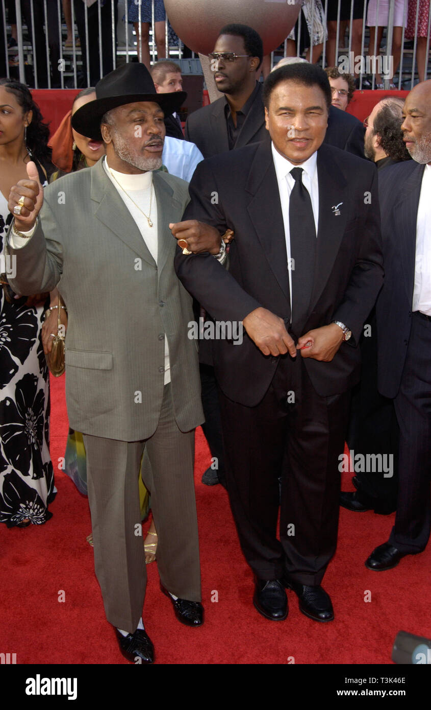 LOS ANGELES, CA. July 10, 2002: Former boxers MUHAMMAD ALI (right ...