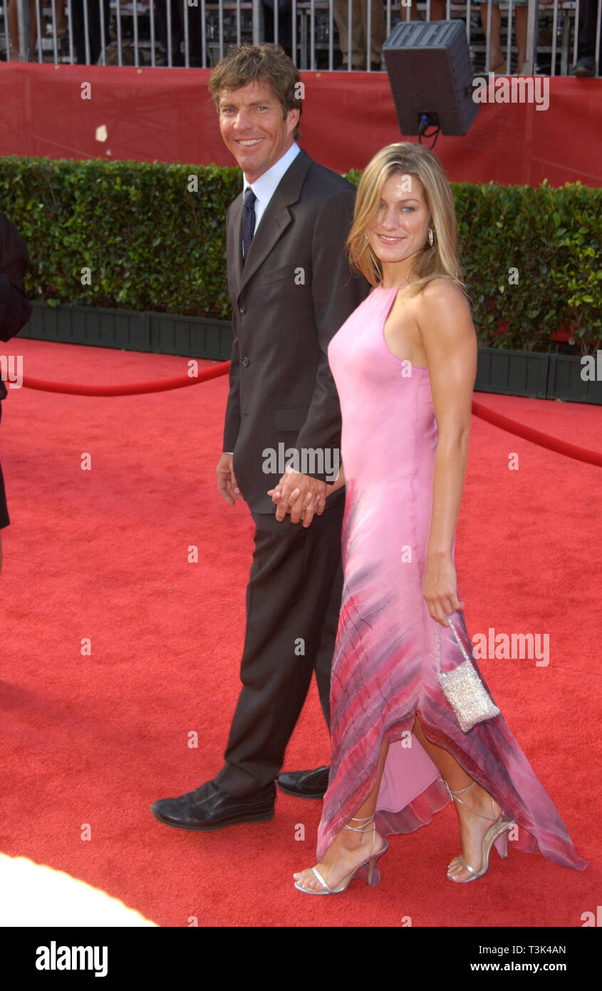 LOS ANGELES, CA. July 10, 2002: Actor DENNIS QUAID & girlfriend at the