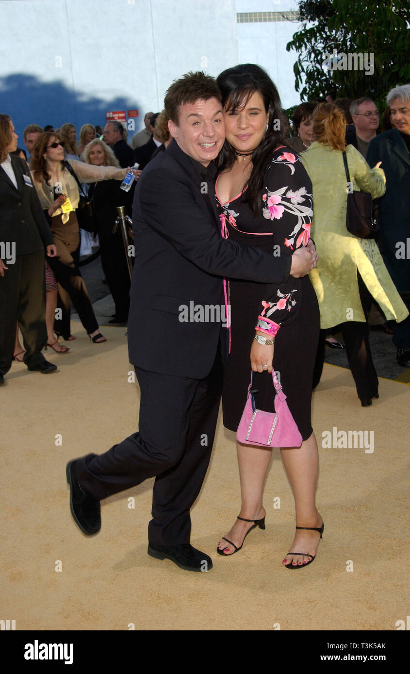 LOS ANGELES, CA. July 22, 2002: Actor MIKE MYERS & wife ROBIN at the Hollywood premiere of his new movie Austin Powers in Goldmember. © Paul Smith / Featureflash Stock Photo