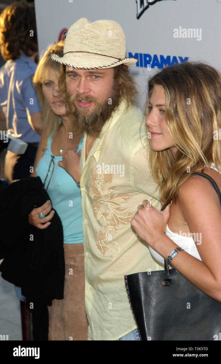 LOS ANGELES, CA. July 23, 2002: Actor BRAD PITT & actress wife JENNIFER  ANISTON at the Los Angeles premiere of his new movie Full Frontal. © Paul  Smith / Featureflash Stock Photo - Alamy