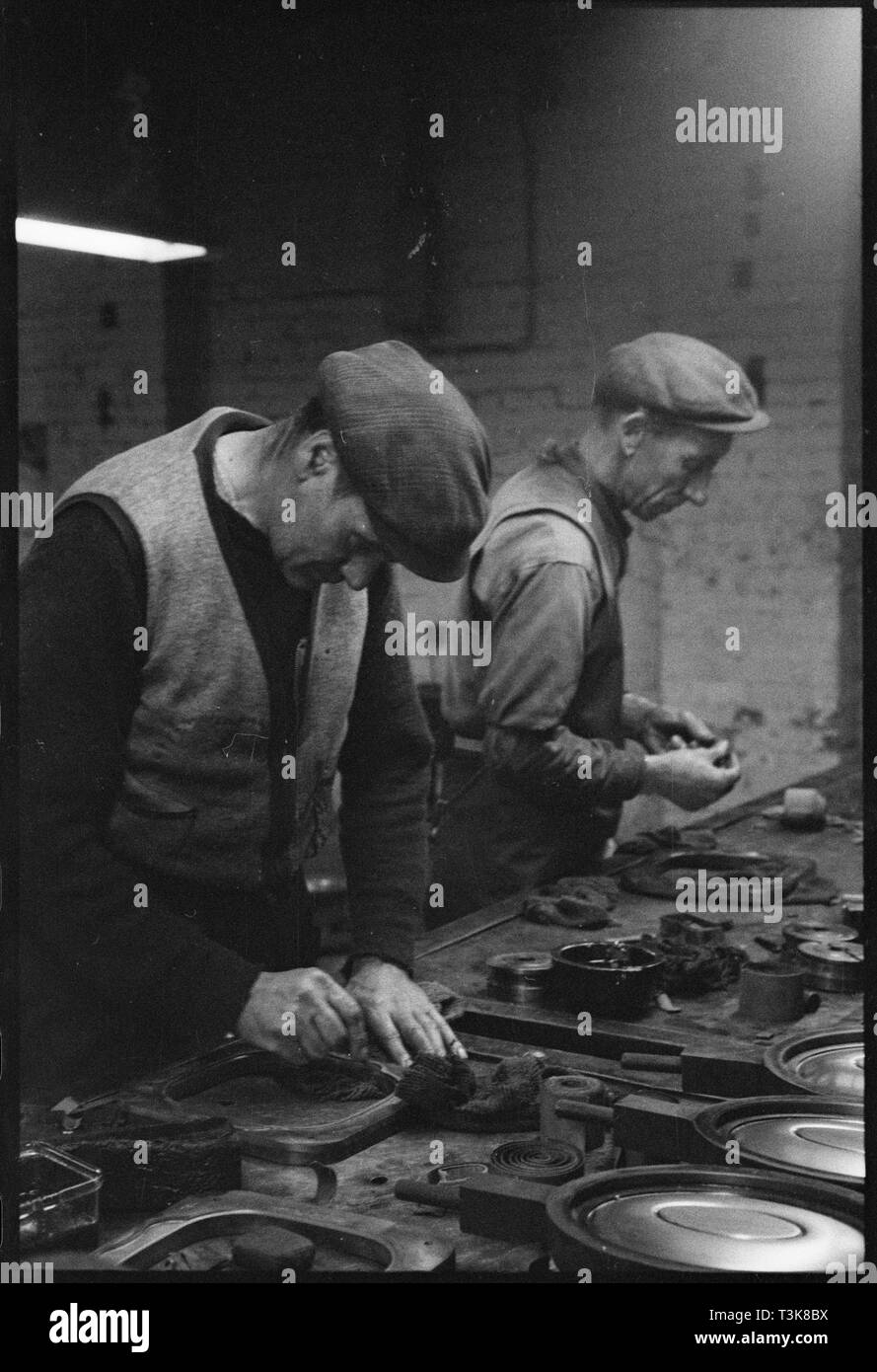 Workers at the Wear Flint Glass Works, Alfred Street, Millfield, Sunderland, 1961. Creator: Eileen Deste. Stock Photo