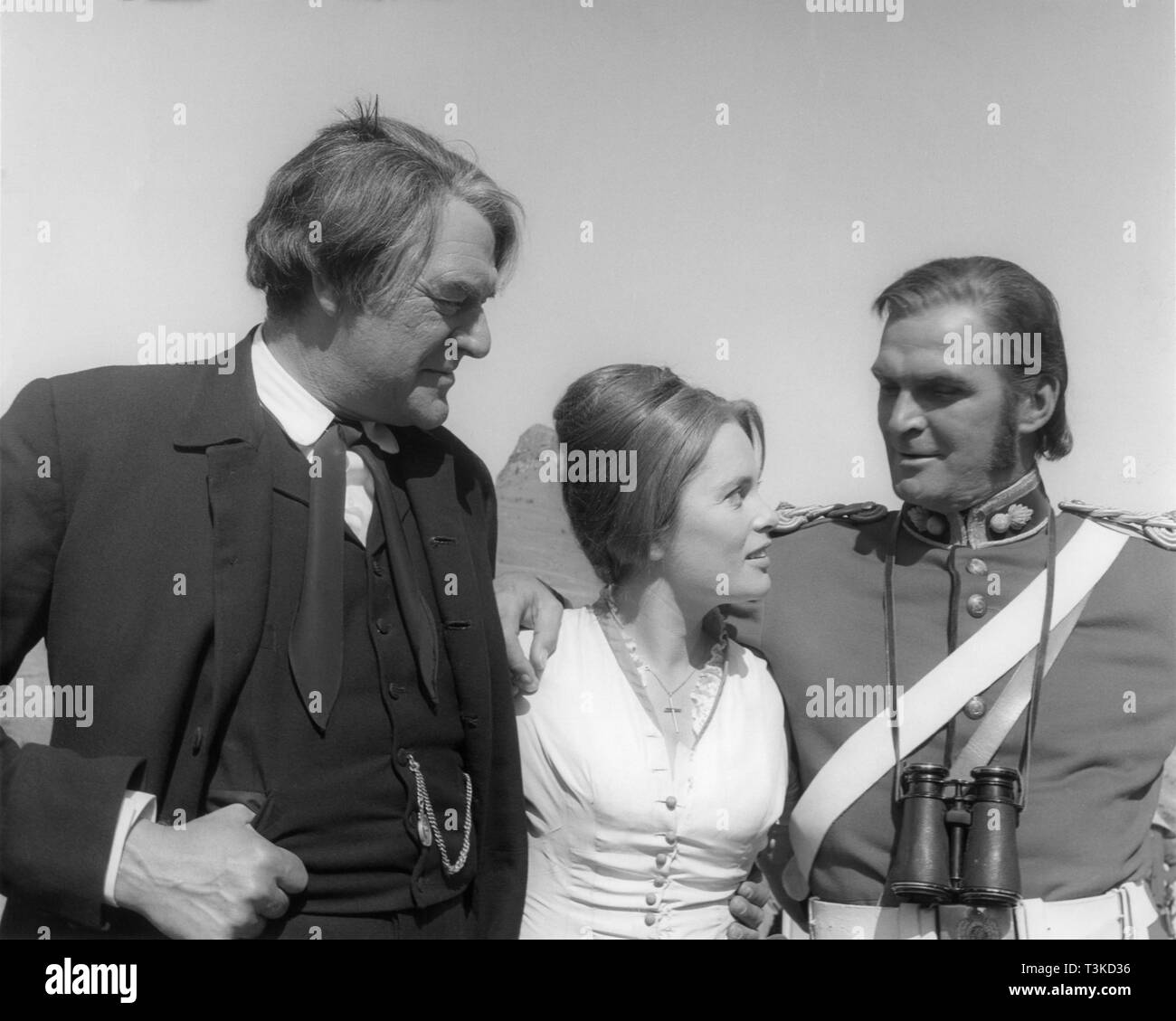 Jack Hawkins Ulla Jacobsson Stanley Baker ZULU 1964 on set location filming candid director Cy Endfield  A Stanley Baker - Cy Endfield Production Diamond Films / Paramount British Pictures Stock Photo