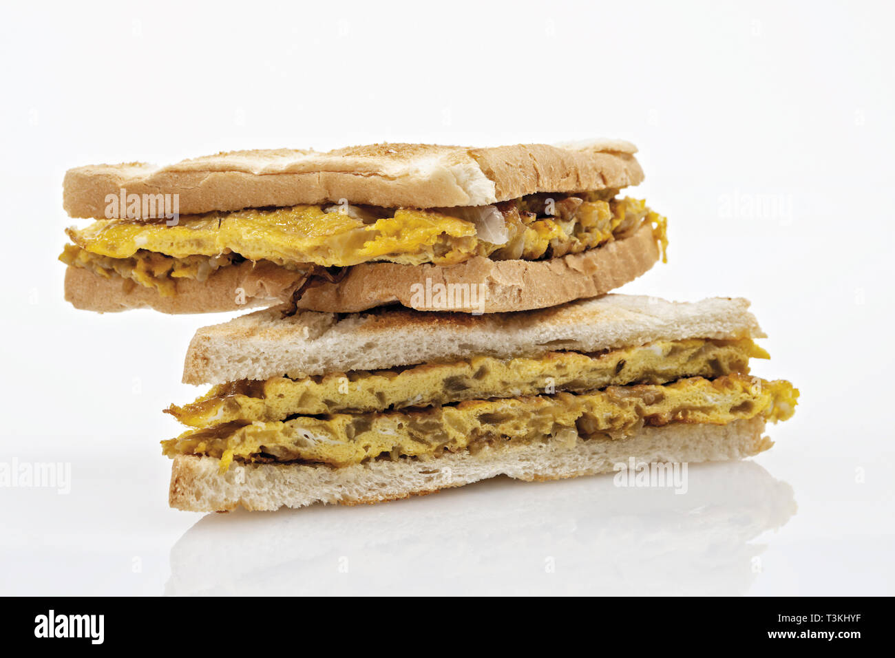 toast alla frittata tagliato a triangolo sovrapposto fronte Stock Photo