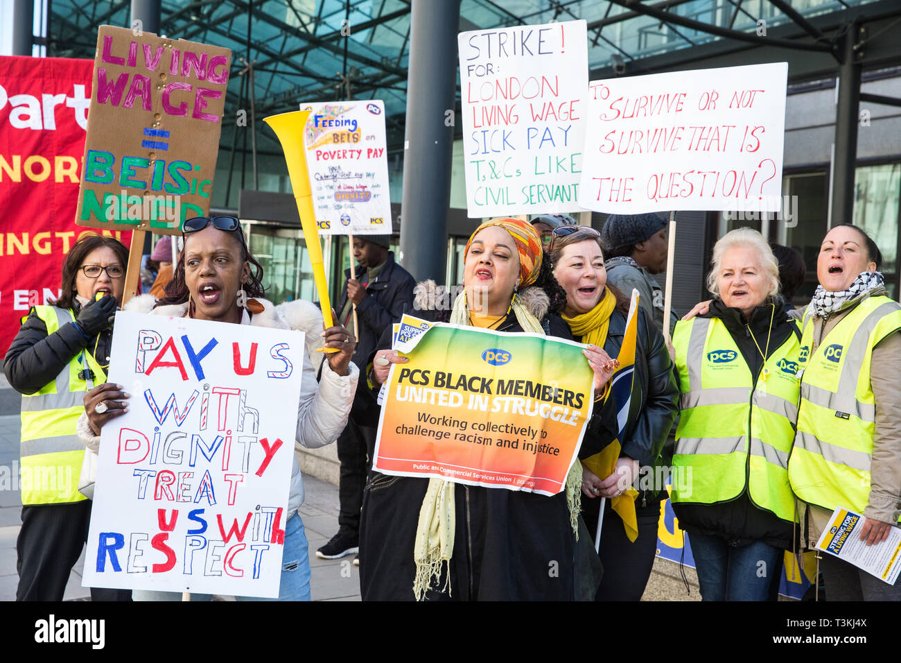 London, UK. 10th April 2019. Outsourced workers belonging to the Public & Commercial Services (PCS) union stand on a picket line outside their place o Stock Photo