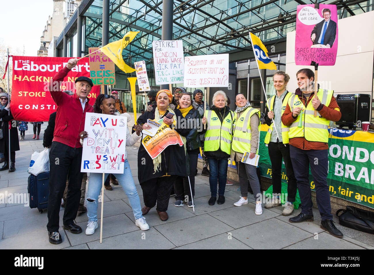 London, UK. 10th April 2019. Outsourced workers belonging to the Public & Commercial Services (PCS) union stand on a picket line outside their place o Stock Photo