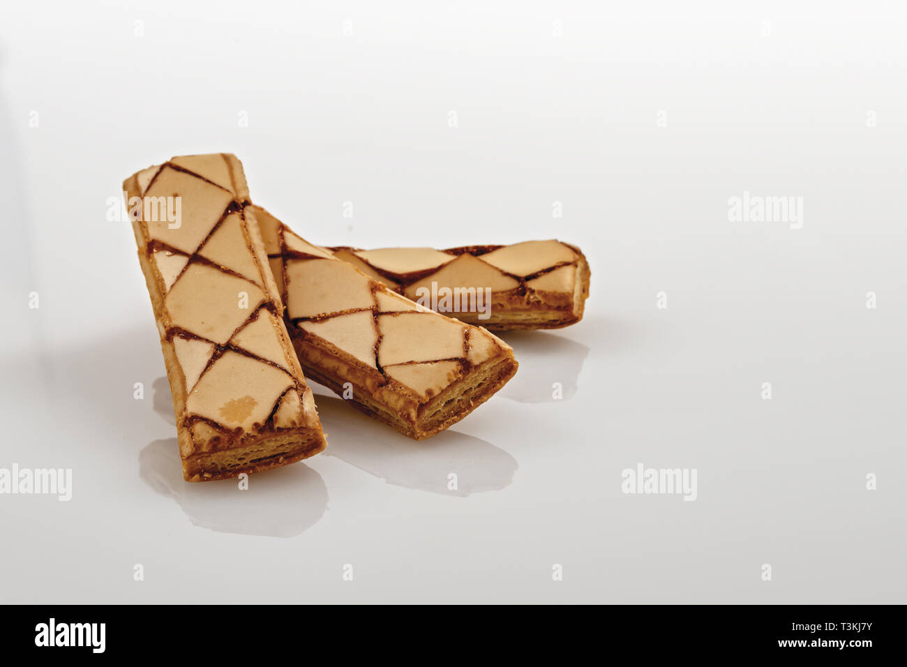 biscotti di pasta sfoglia sfondo bianco altra vista Stock Photo