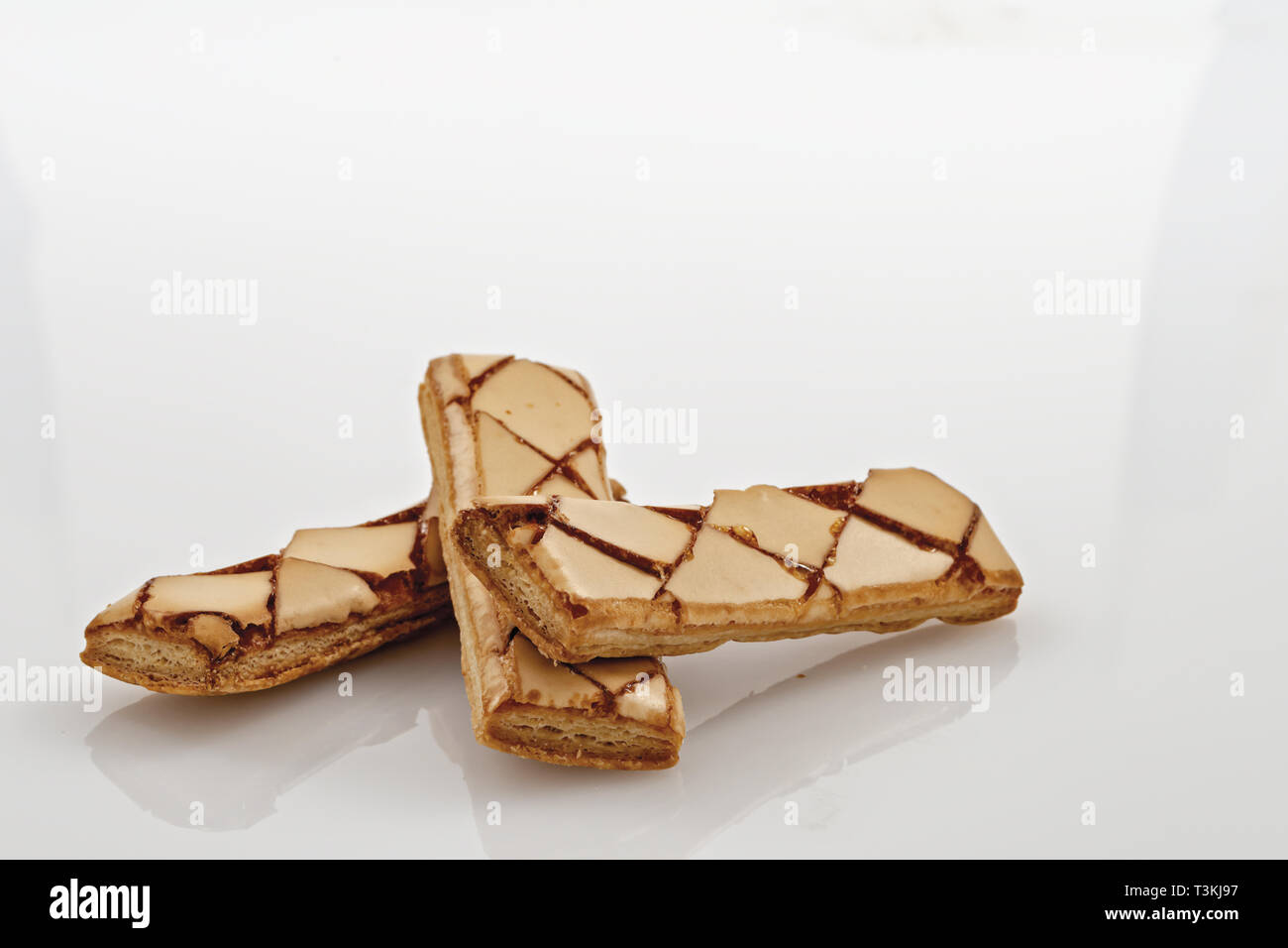biscotti di pasta sfoglia sfondo bianco Stock Photo