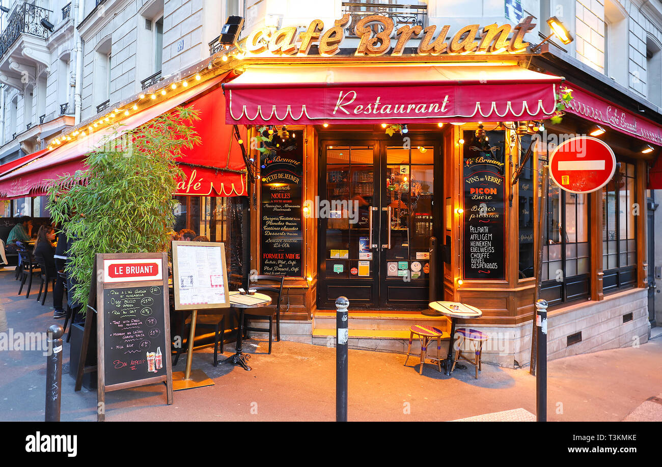 The famous Cafe Bruant at night . It is located in the Montmartre ...