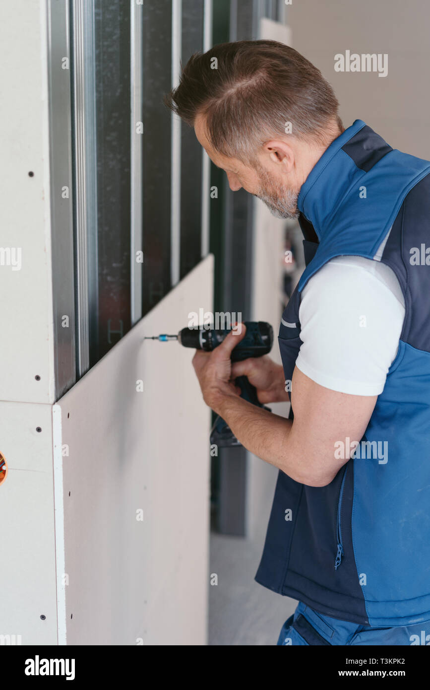 Builder installing hi-res stock photography and images - Alamy