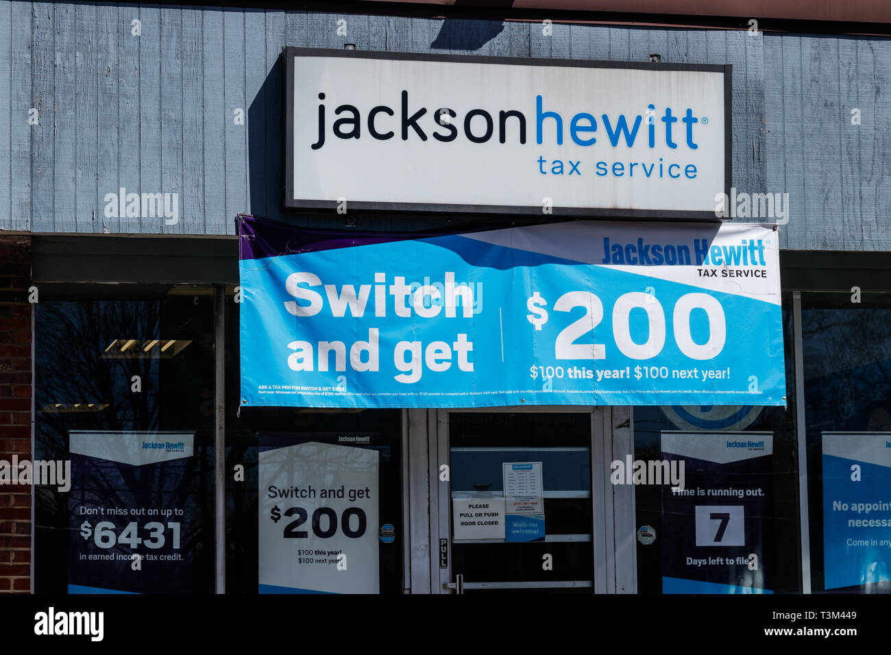 Jackson hewitt tax service hires stock photography and images Alamy