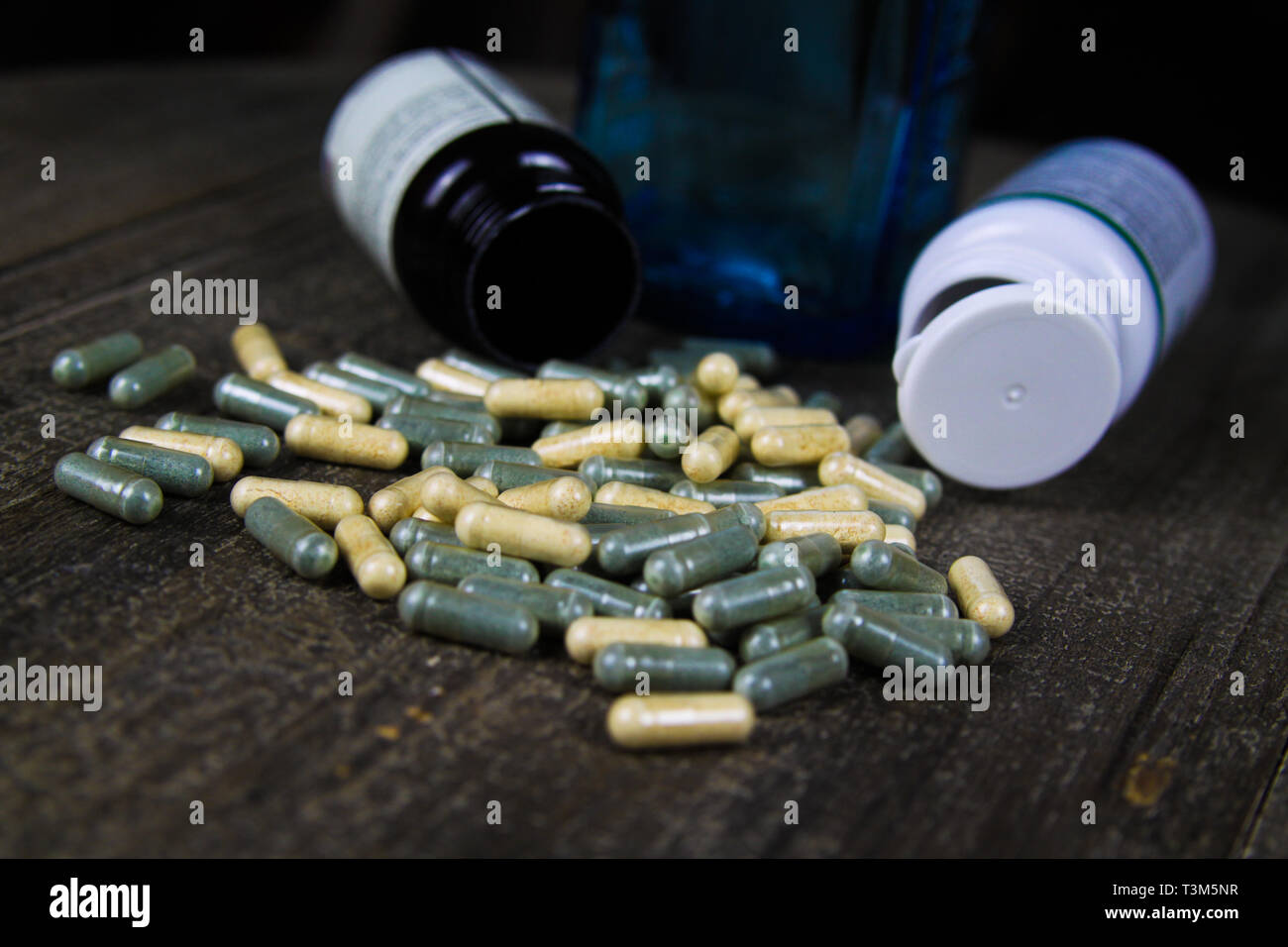 Зеленые антибиотики. Таблетки в капсулах зелено желтые. Антибиотик зелёная капсвла. Зеленые капсулы таблетки. Таблетки в зеленой капсуле.