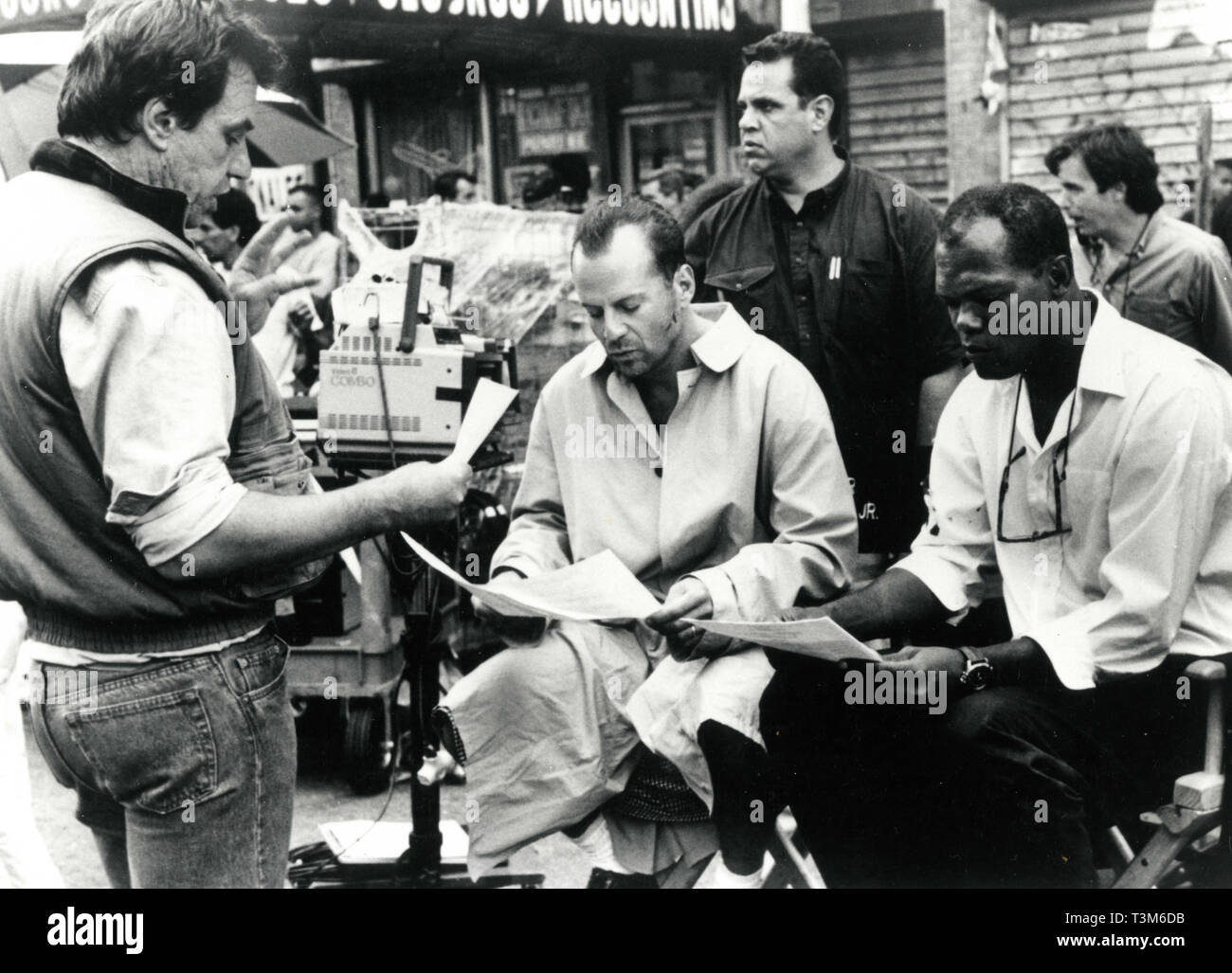 Movie director John McTiernan, Bruce Willis, and Samuel L. Jackson on the set of the movie Die Hard, 1988 Stock Photo