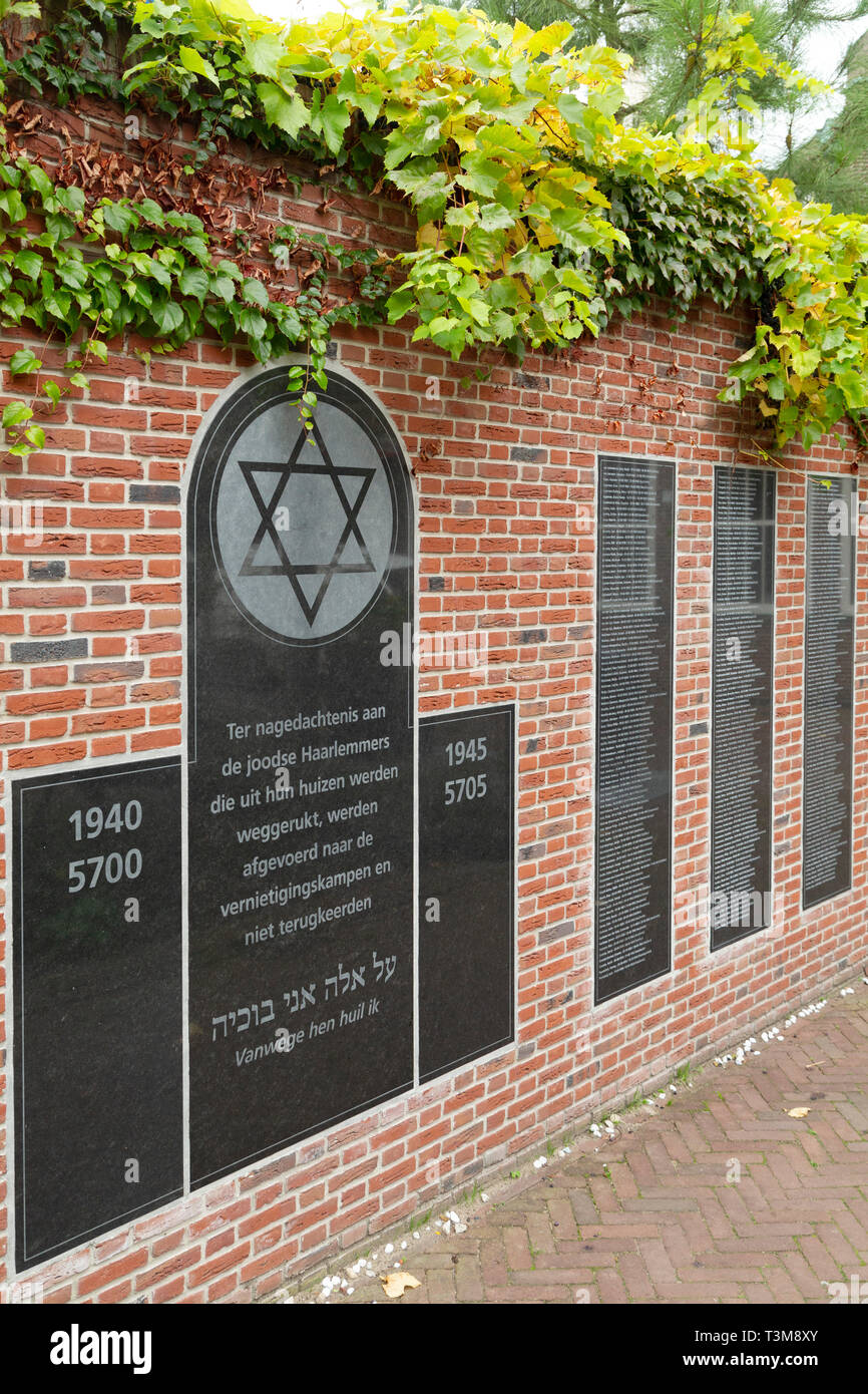 Inscription in memorial of the Jewish people of Haarlem, the Netherlands. The plaque is at the former location of the synagogue and stands in remembra Stock Photo