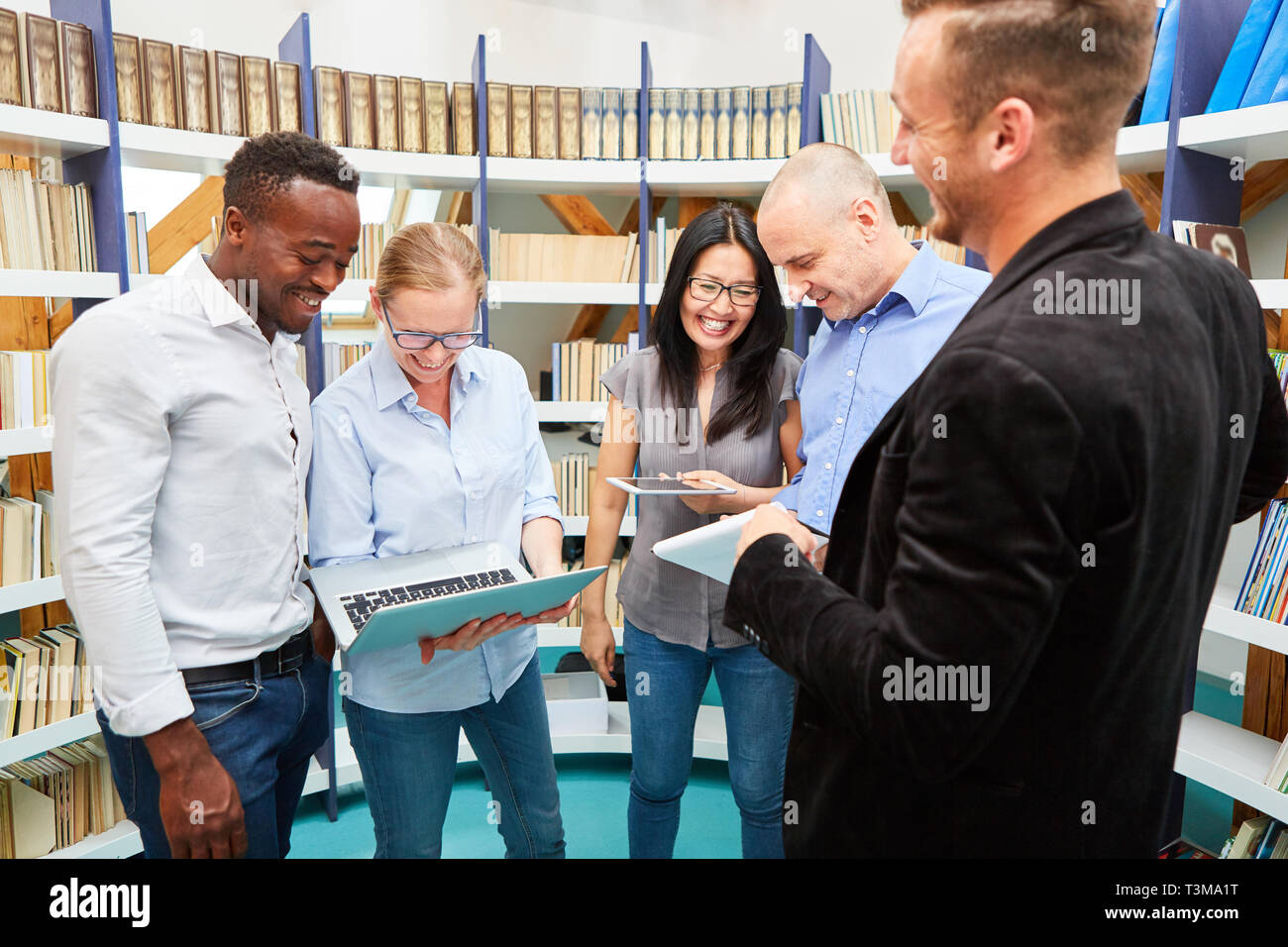 Laptop people team tablet hi-res stock photography and images - Alamy