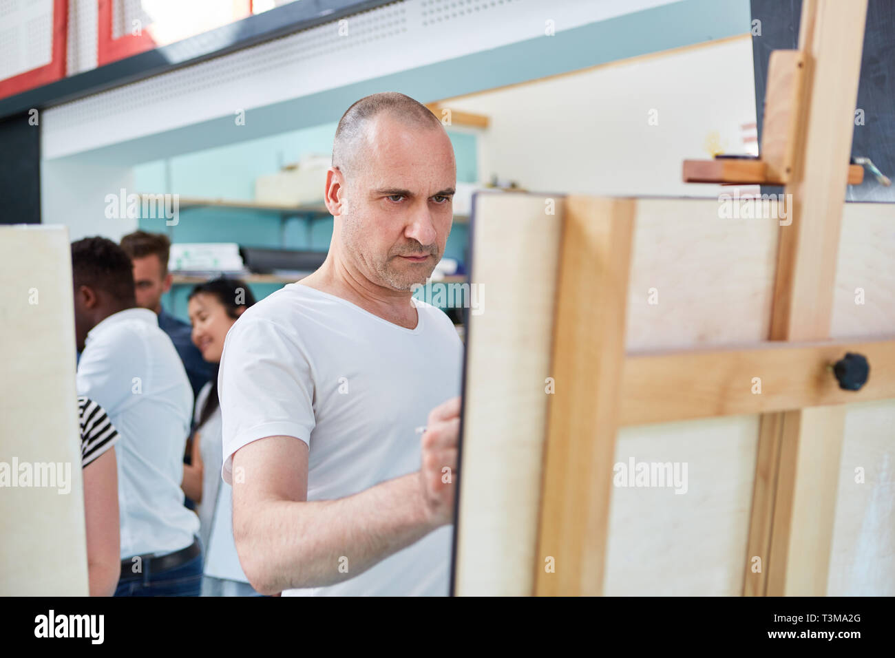 Artist easel hi-res stock photography and images - Alamy