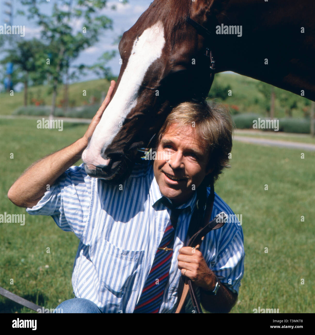 Thomas Fritsch Deutscher Schauspieler Und Synchronsprecher Mit Pferd Deutschland Ca 1987 German Actor And Dubbing Actor Thomas Fritsch With A Horse Germany Ca 1987 Stock Photo Alamy