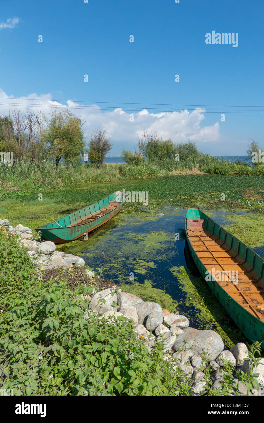 Chinese fishing boat hi-res stock photography and images - Alamy