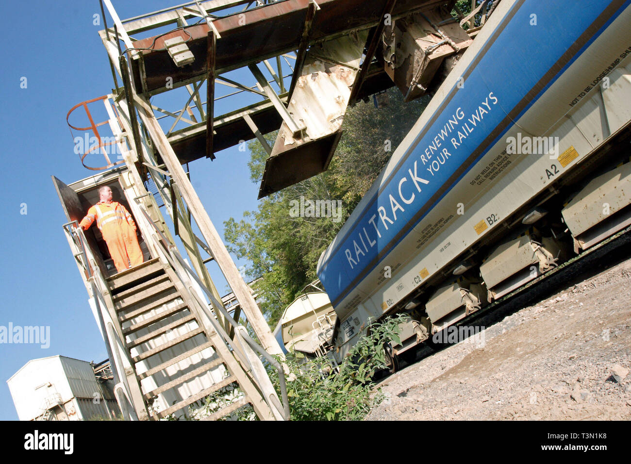 Train loading at Hanson Aggregates at Machen Quarry in Newport South Wales. 05/10/2005 Stock Photo