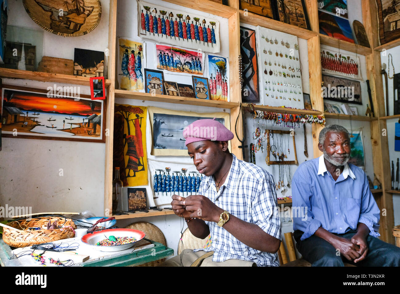 Artist in his handcraft and souvenir shop in Mbeya, Tanzania.   ---   Kunsthandwerker in seinem Shop in Mbeya, Tansania Stock Photo