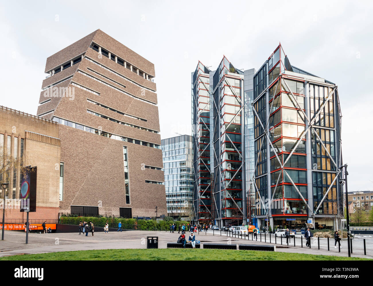 Blavatnik building at Tate Modern and the luxury apartments that mounted an unsuccessful court case against the gallery for invasion of privacy Stock Photo