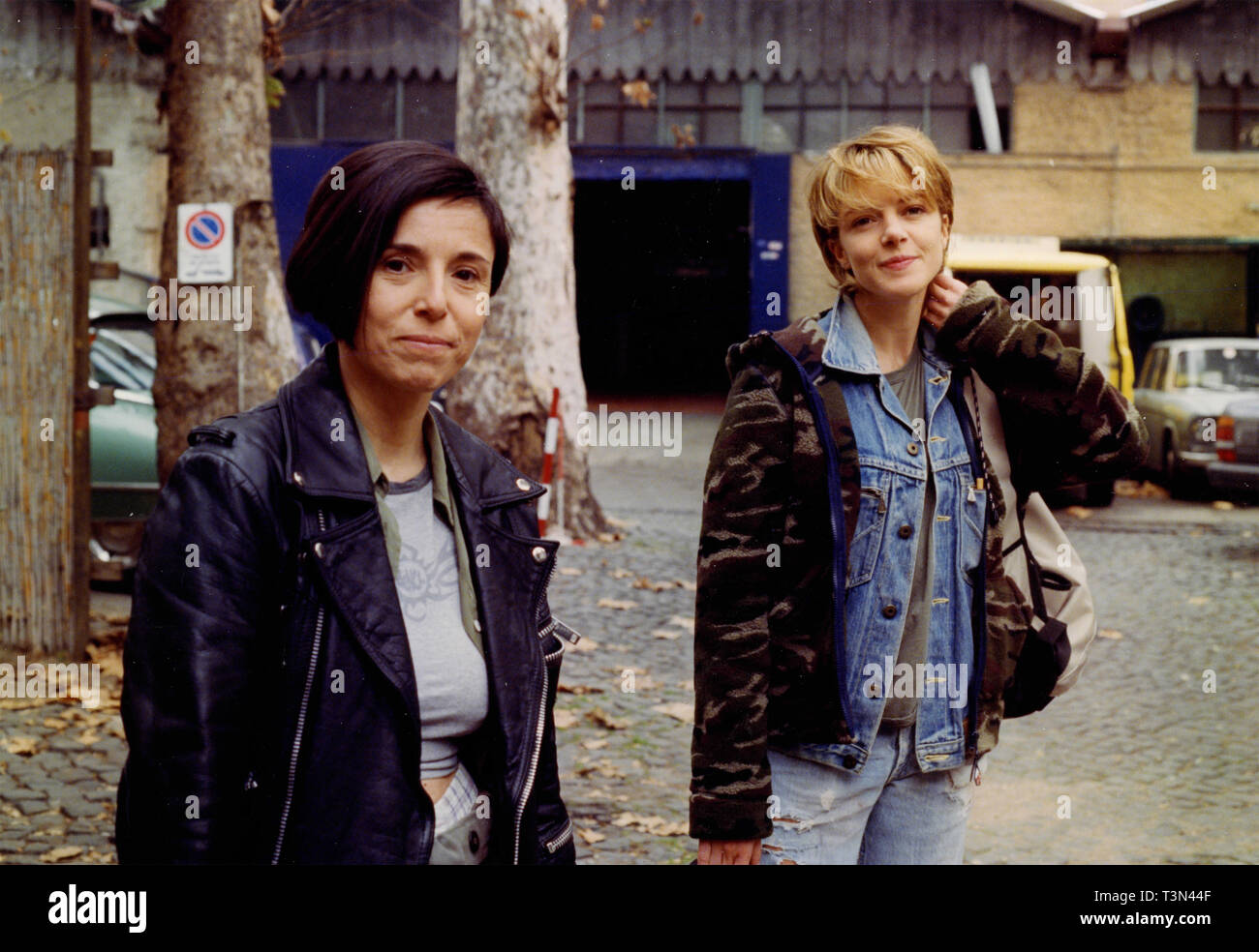 Anna Cianca and Claudia Gerini in the movie La vespa e la regina, 1999 Stock Photo