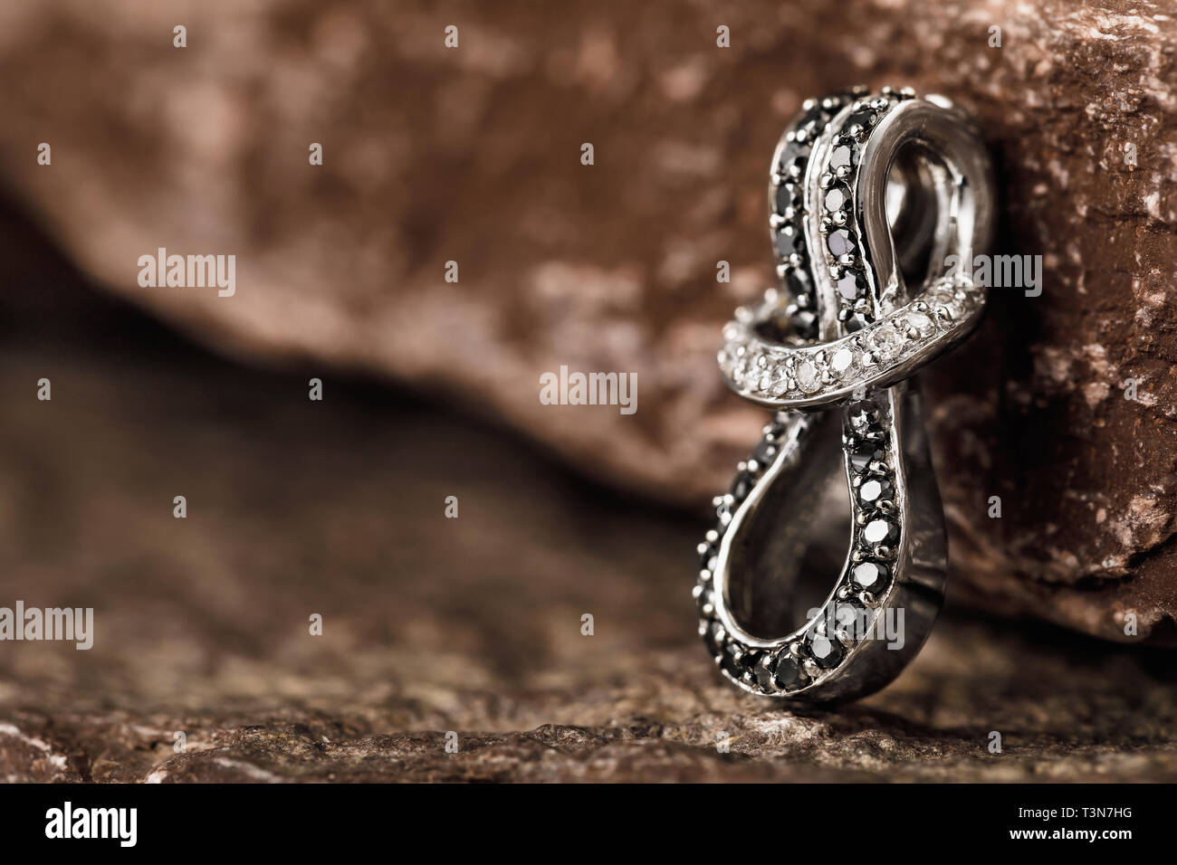 Emerald gold jewellery hi-res stock photography and images - Alamy