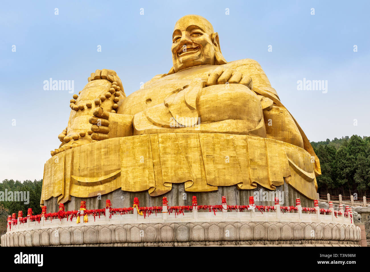 Big golden statue of Buddha in Qianfo Shan, The Thousand Buddha Mountain, Jinan, Shandong Province, China Stock Photo