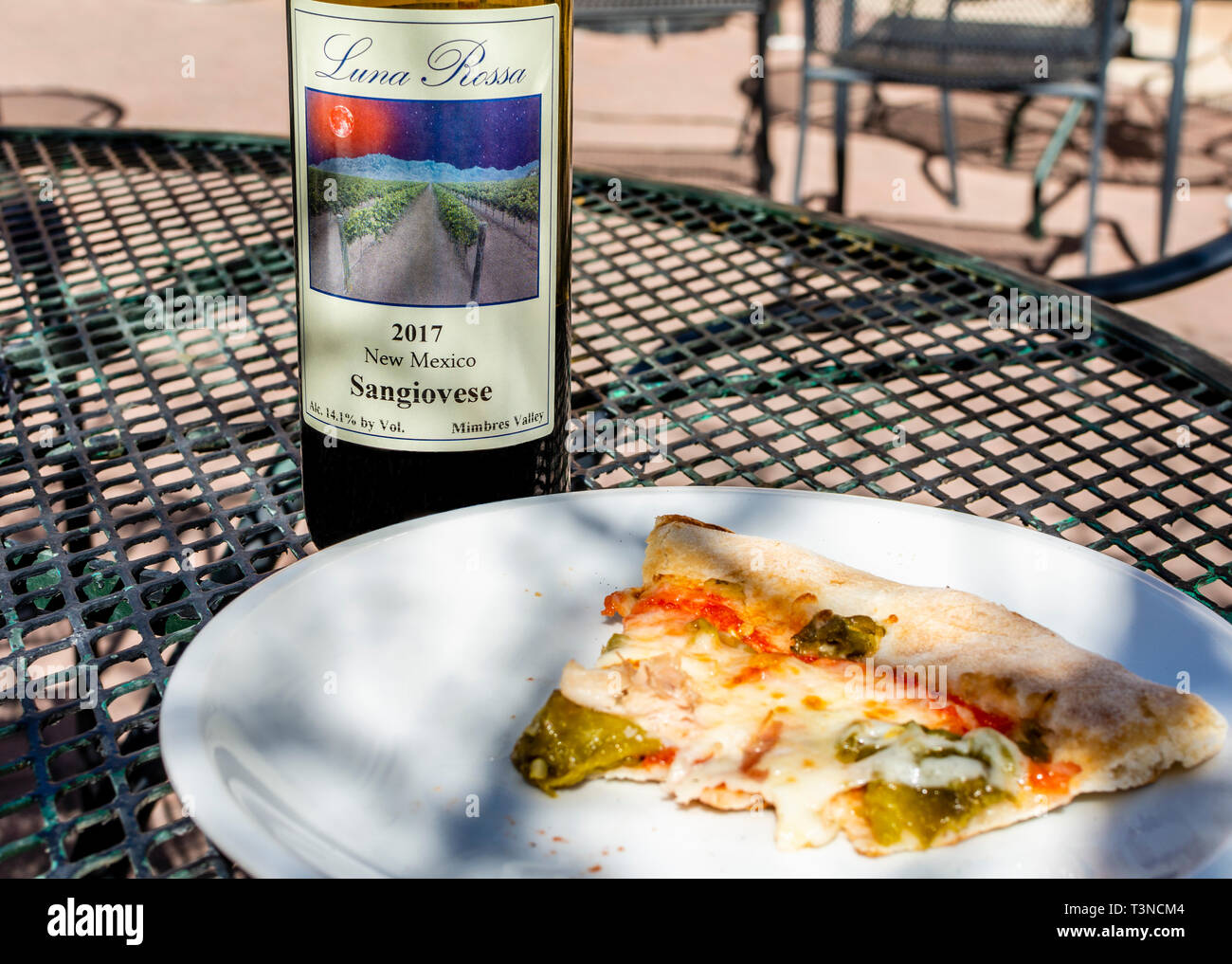 New Mexico wine, Luna Rossa Sangiovese and green chile pizza, outdoor patio dining, Las Cruces, New Mexico, USA Stock Photo