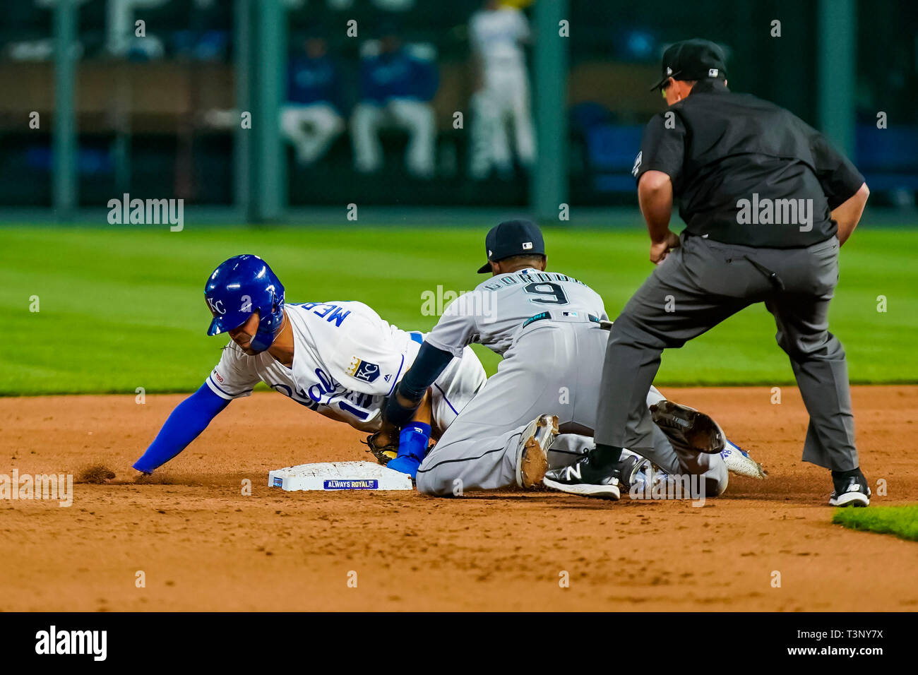 Kansas City, MO, USA. 10th Apr, 2019. Whit Merrifield (15) of the Kansas City Royals gets tagged out by Dee Gordon (9) of the Seattle Mariners in the 7th inning at Kauffman Stadium in Kansas City, MO. Kyle Rivas/Cal Sport Media/Alamy Live News Stock Photo