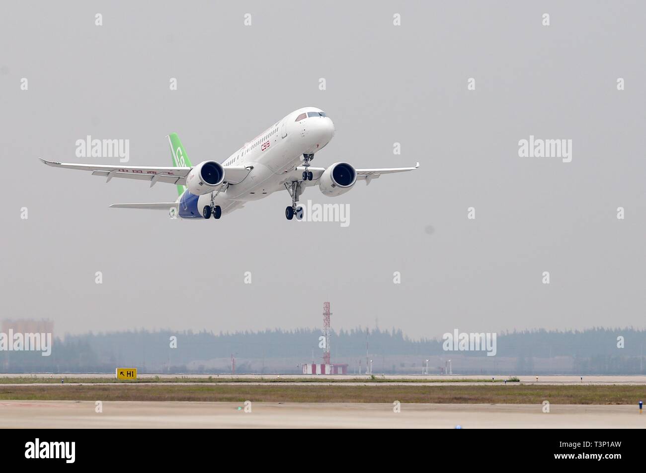 Beijing, China. 5th May, 2017. China's homegrown large passenger plane C919 takes off on its maiden flight in Shanghai, east China, May 5, 2017. Credit: Ding Ting/Xinhua/Alamy Live News Stock Photo