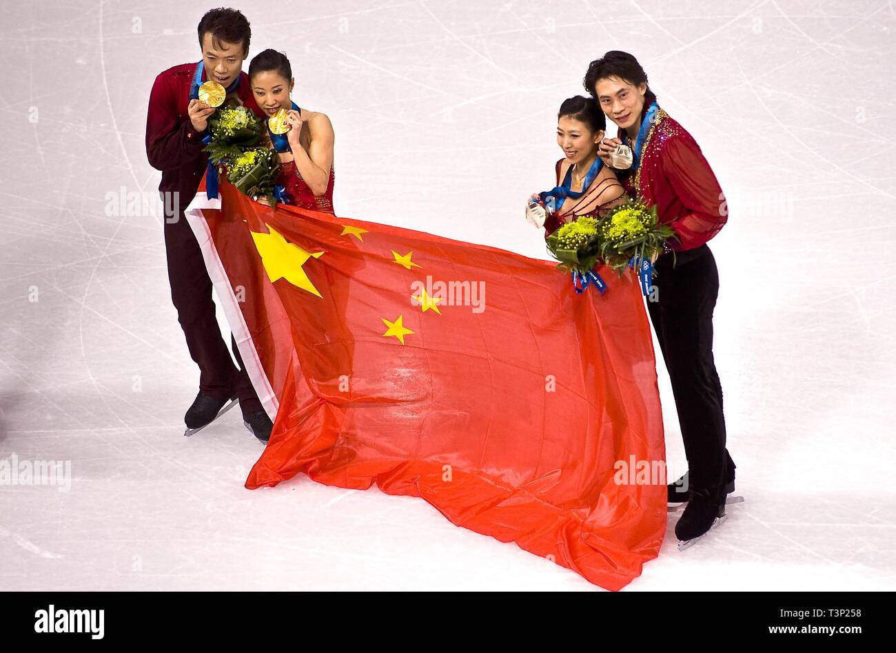 (190411) -- BEIJING, April 11, 2019 (Xinhua) -- File photo taken on Feb. 15, 2010 shows gold medalists Shen Xue (2nd L) and Zhao Hongbo (1st L) of China, compatriots and silver medalists Pang Qing (2nd R) and Tong Jian pose with the Chinese national flag during the medals ceremony for the figure skating pairs event at the 2010 Winter Olympics at the Pacific Coliseum in Vancouver, Canada. Shen Xue/Zhao Hongbo won the China's first Olympic gold medal in figure skating. From sending athletes to Helsinki Summer Olympic Games for the very first time in 1952 to winning the bid to host 2022 Winter Ol Stock Photo