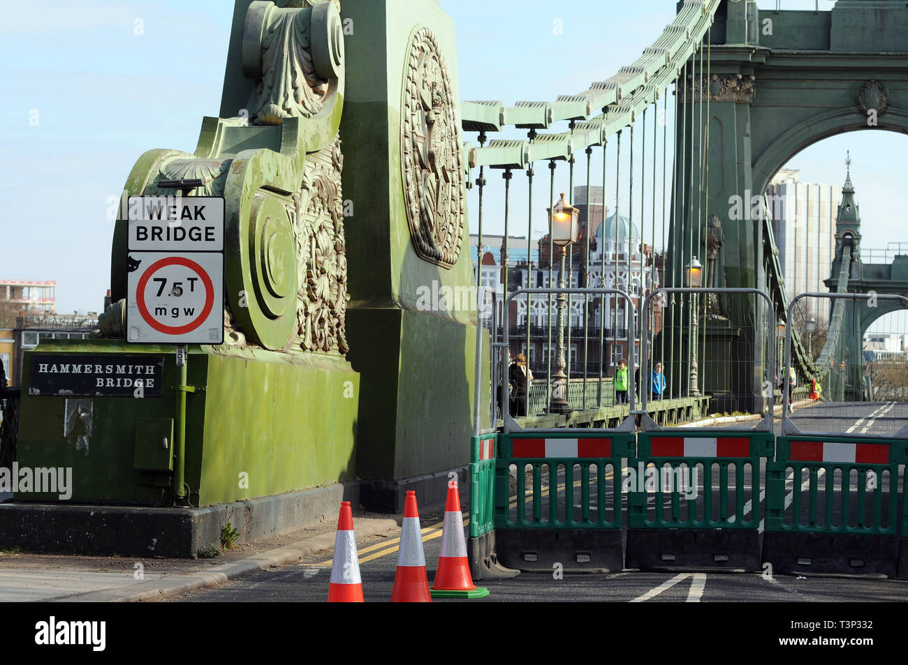 london-uk-14th-apr-2019-hammersmith-bridge-closes-causing-traffic
