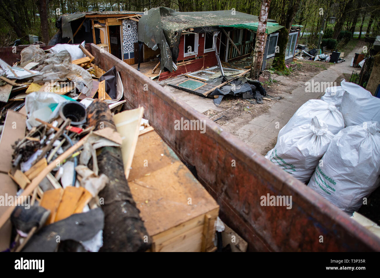 11 April 2019, North Rhine-Westphalia, Lügde: A hollow with parts disposed of stands in front of the partly demolished parcel of the alleged perpetrator on the camping site Eichwald in the district Elbrinxen. The campsite operator has the crime scene demolished, where several children were abused and filmed. The demolition work will continue until the weekend due to the large quantity. Photo: Guido Kirchner/dpa Stock Photo