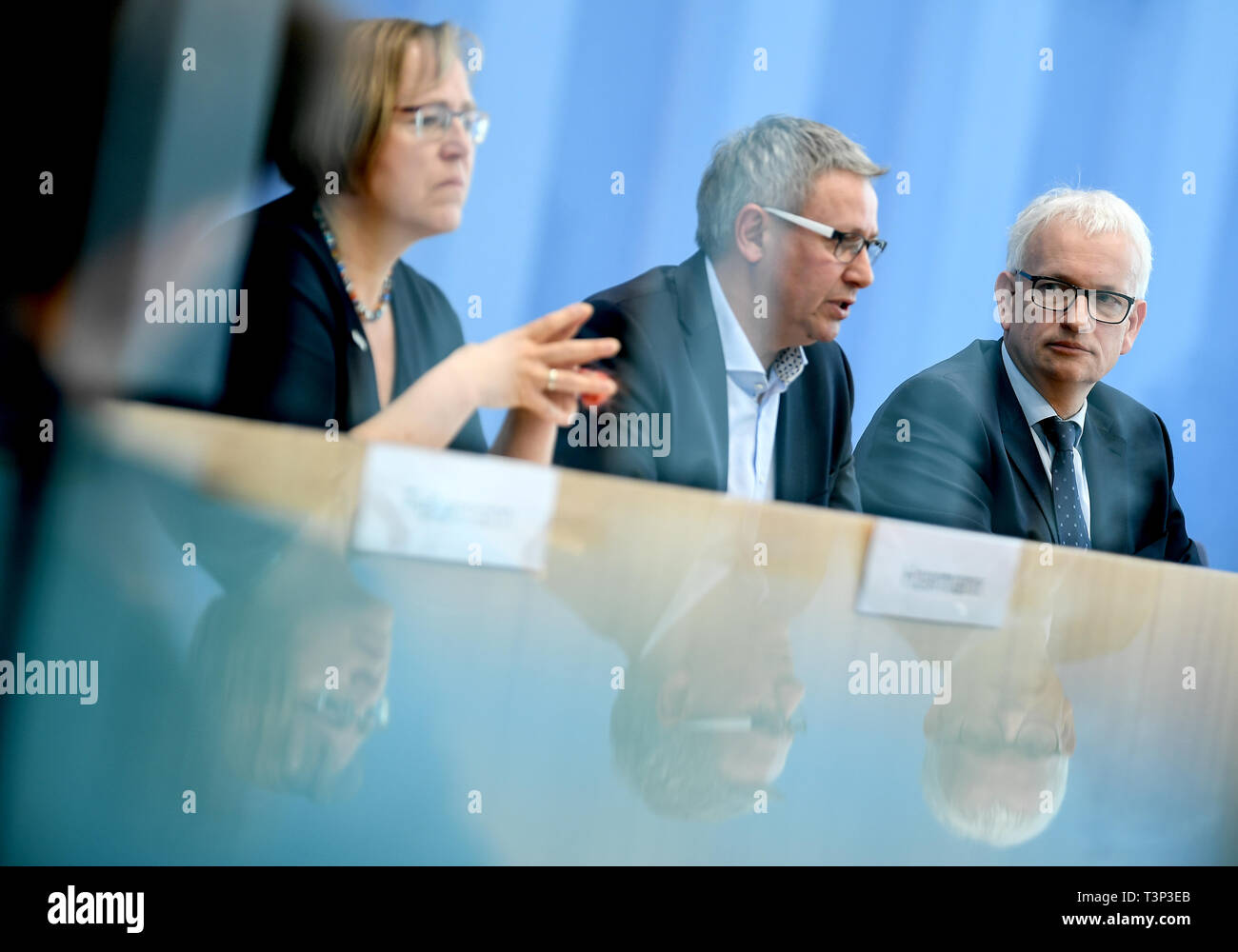 Berlin, Germany. 11th Apr, 2019. Kerstin Haarmann (l-r), Federal Chairman of the German Ecological Transport Club (VCD), Michael Mertens, Regional Chairman of the NRW Police Union and Jürgen Resch, Federal Managing Director of Deutsche Umwelthilfe, will hold a press conference on the speed limit in Germany. Credit: Britta Pedersen/dpa-Zentralbild/dpa/Alamy Live News Stock Photo