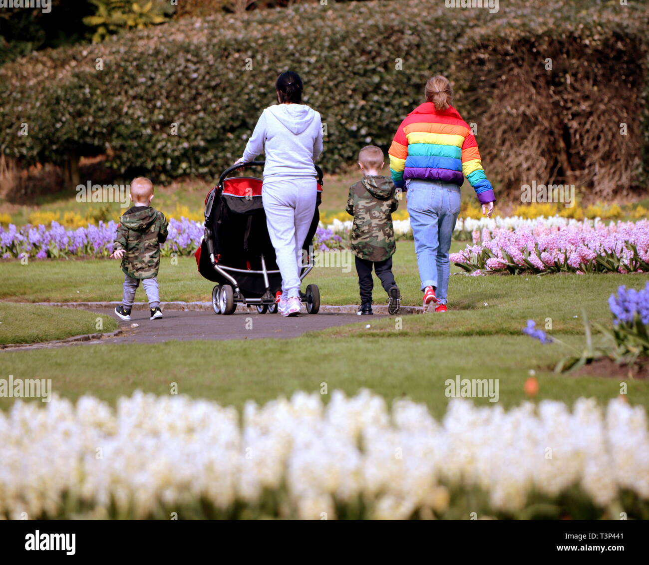 Glasgow, Scotland, UK. 11th Apr, 2019. UK Weather: Sunny summer day in Victoria Park as the city's green spaces flower displays hit their peak in the bright sunshine and high temperatures in the city centre. Credit: gerard ferry/Alamy Live News Stock Photo