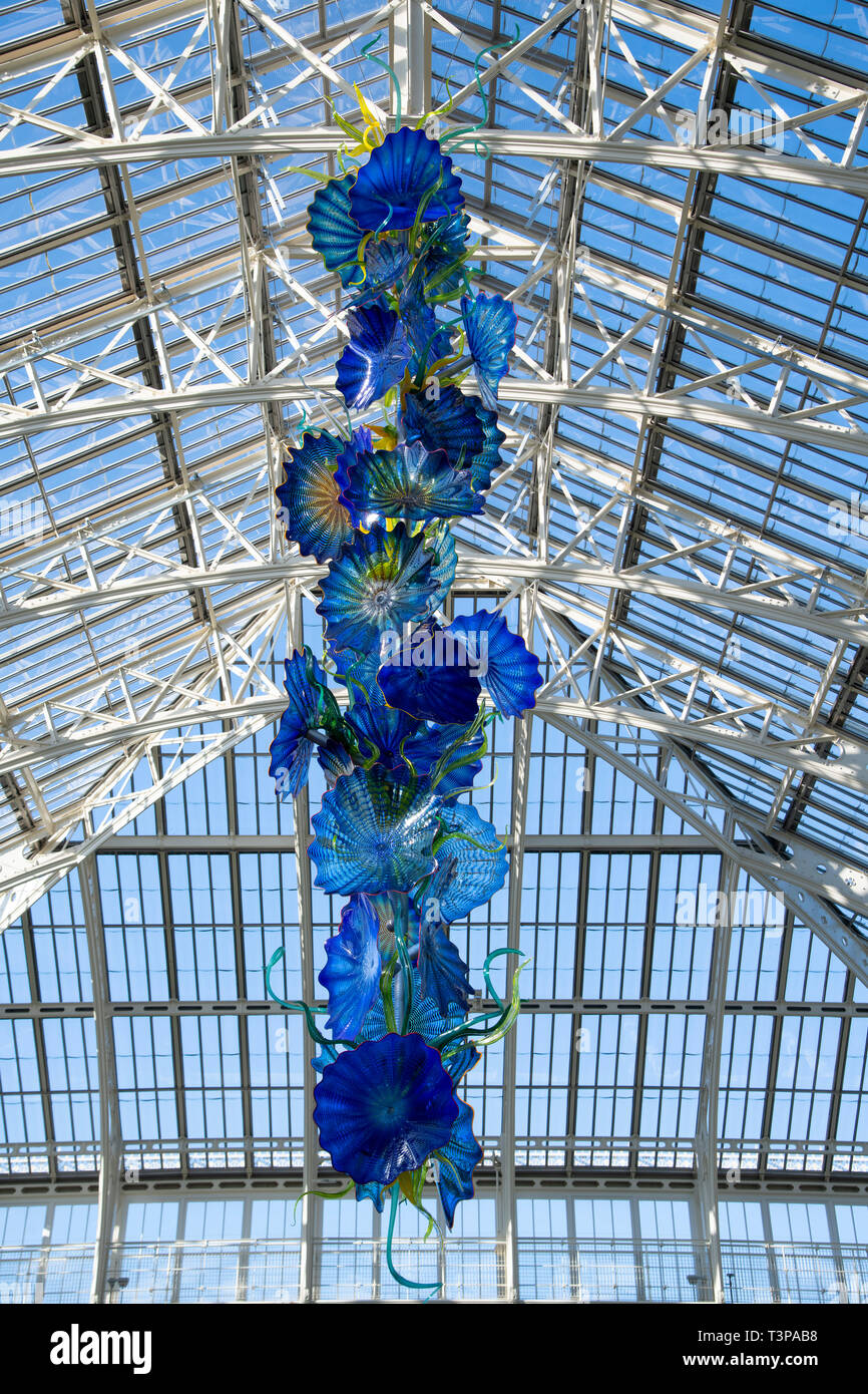 'Opal and Gold Chandelier', a blown glass and steel sculpture by Dale Chihuly hanging in the Temperate House at Kew Gardens, London, UK Stock Photo