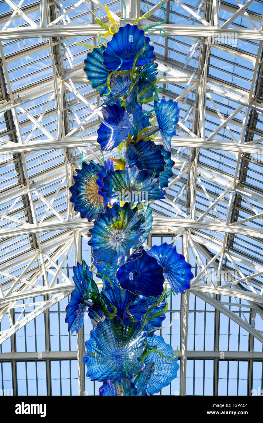 'Opal and Gold Chandelier', a blown glass and steel sculpture by Dale Chihuly hanging in the Temperate House at Kew Gardens, London, UK Stock Photo